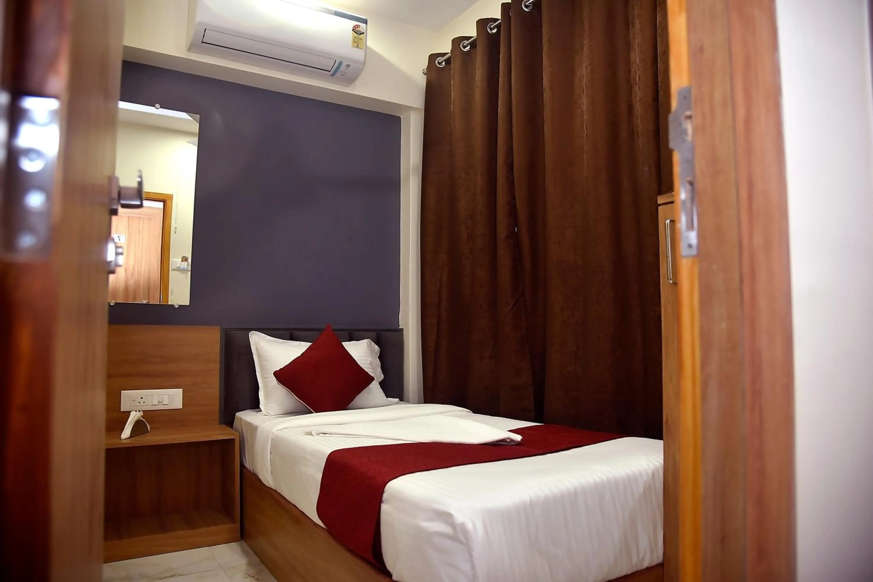 Vogue Cabin Stay Near NESCO Bombay Exhibition Centre