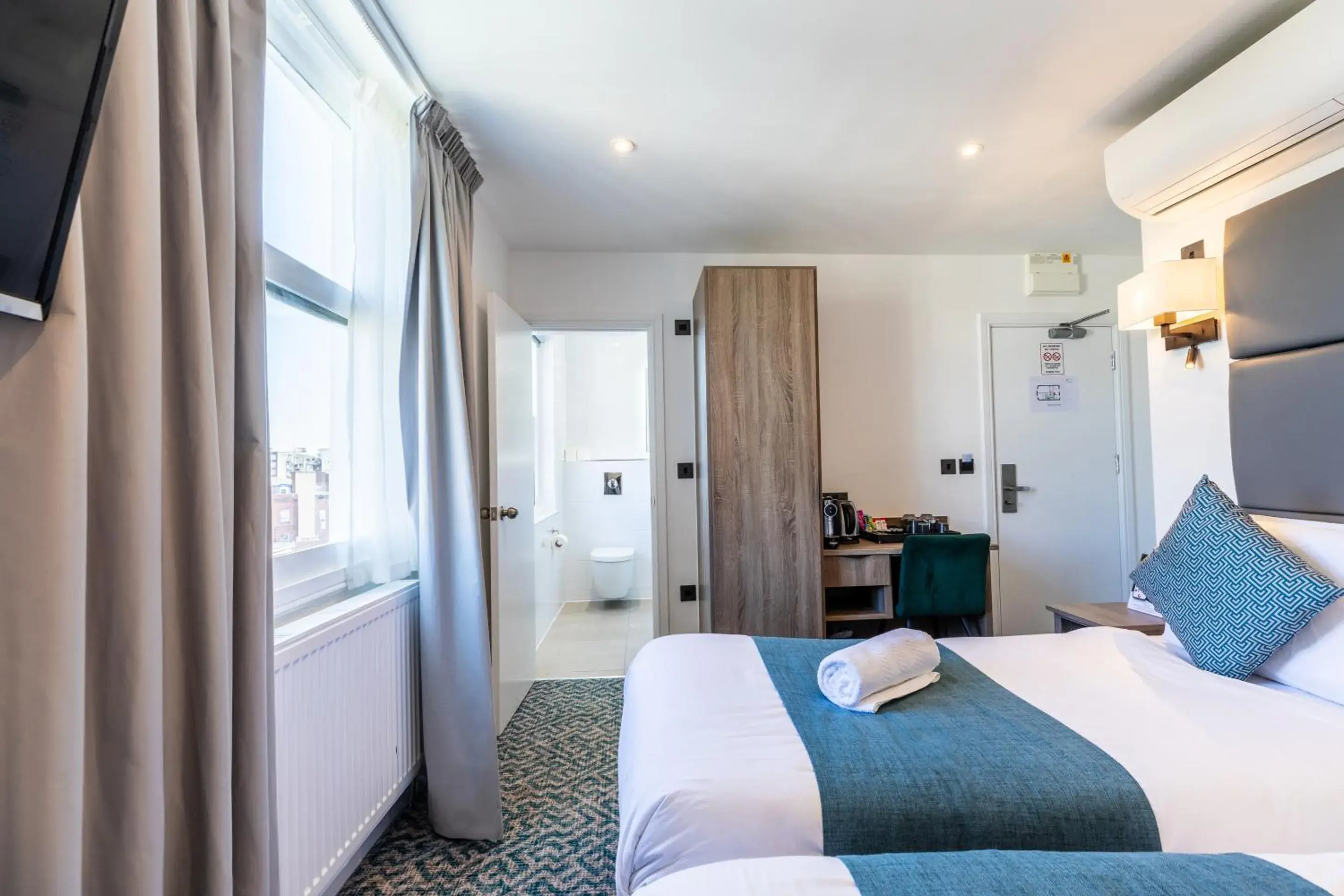 Deluxe Twin Room in The J Hyde Park Hotel Deluxe Twin Room in The J Hyde Park Hotel