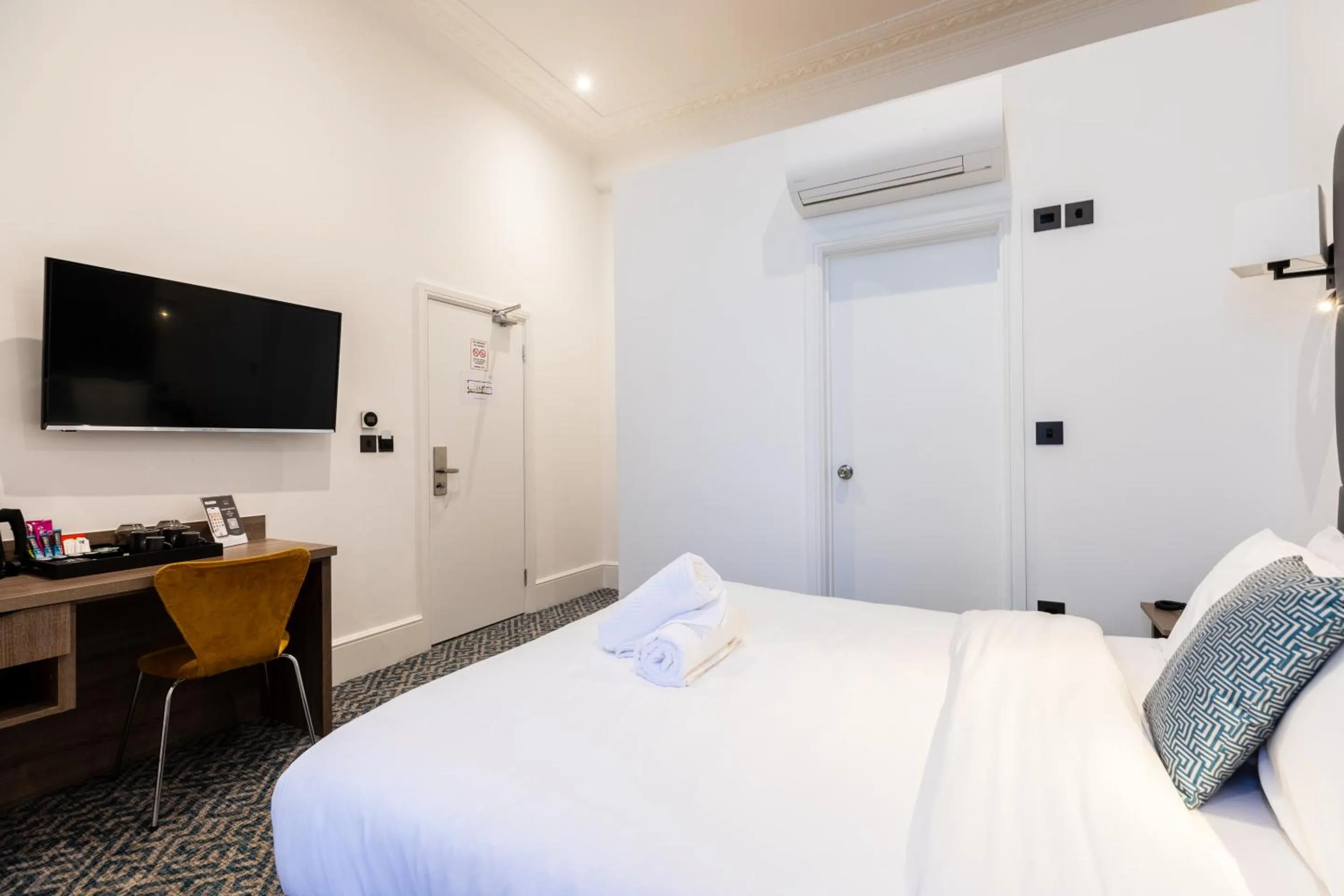 Bedroom, Bed in The Chapter Hotels - The J Hyde Park