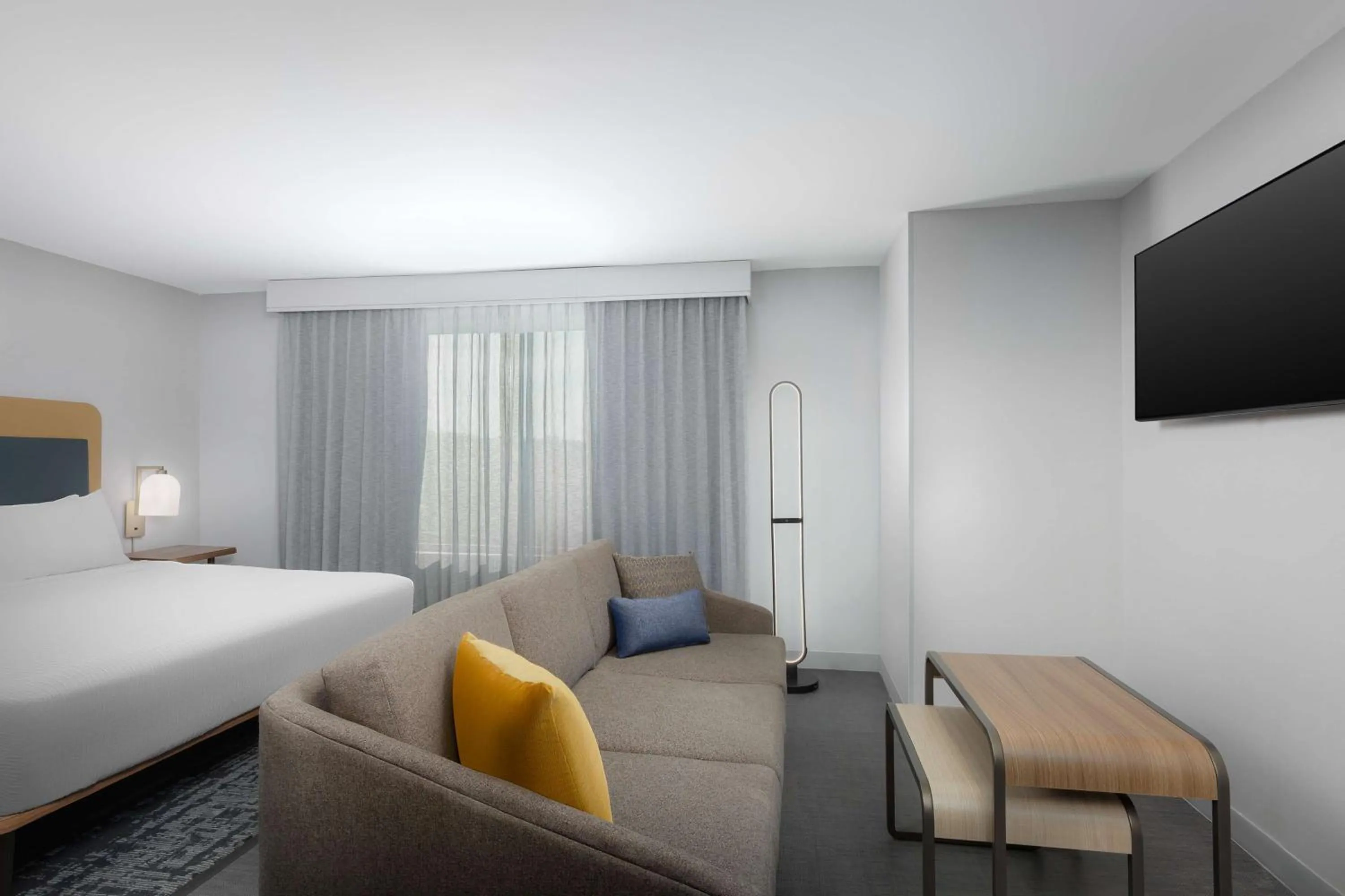 Living room, Bed in Homewood Suites By Hilton Newport Cincinnati