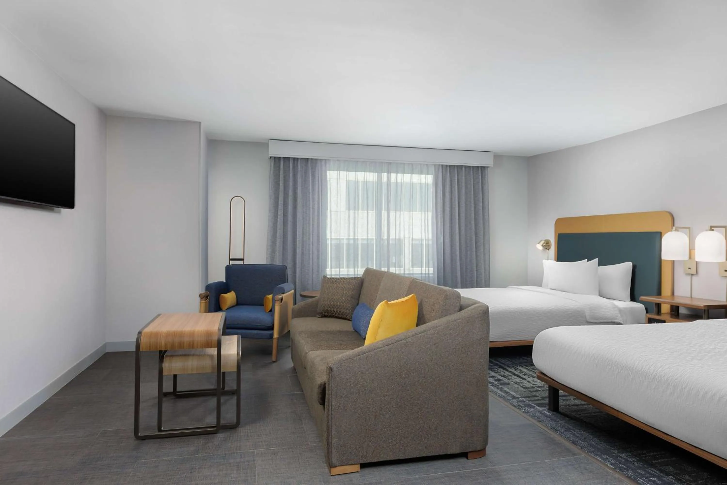 Living room, Bed in Homewood Suites By Hilton Newport Cincinnati