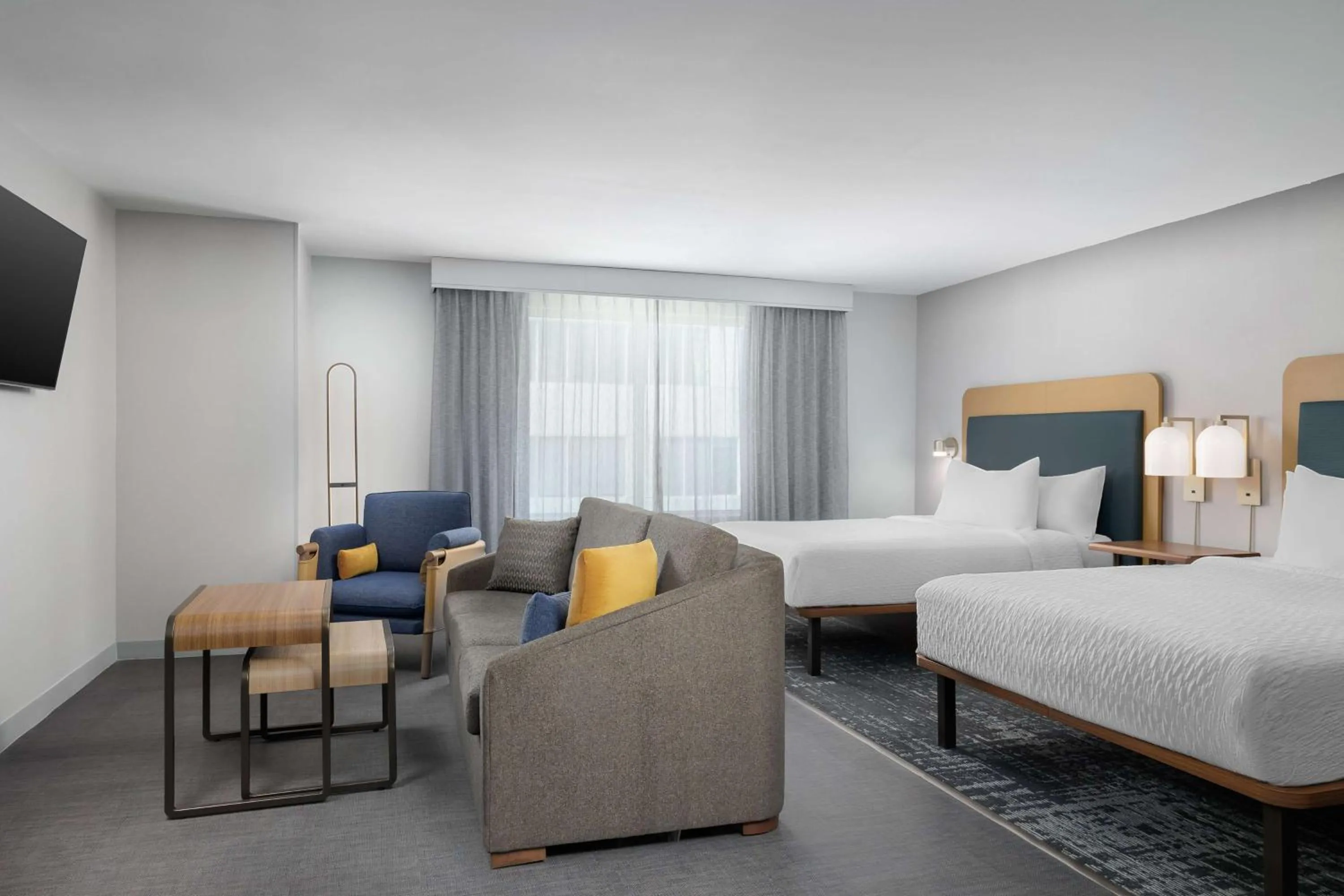 Living room, Bed in Homewood Suites By Hilton Newport Cincinnati