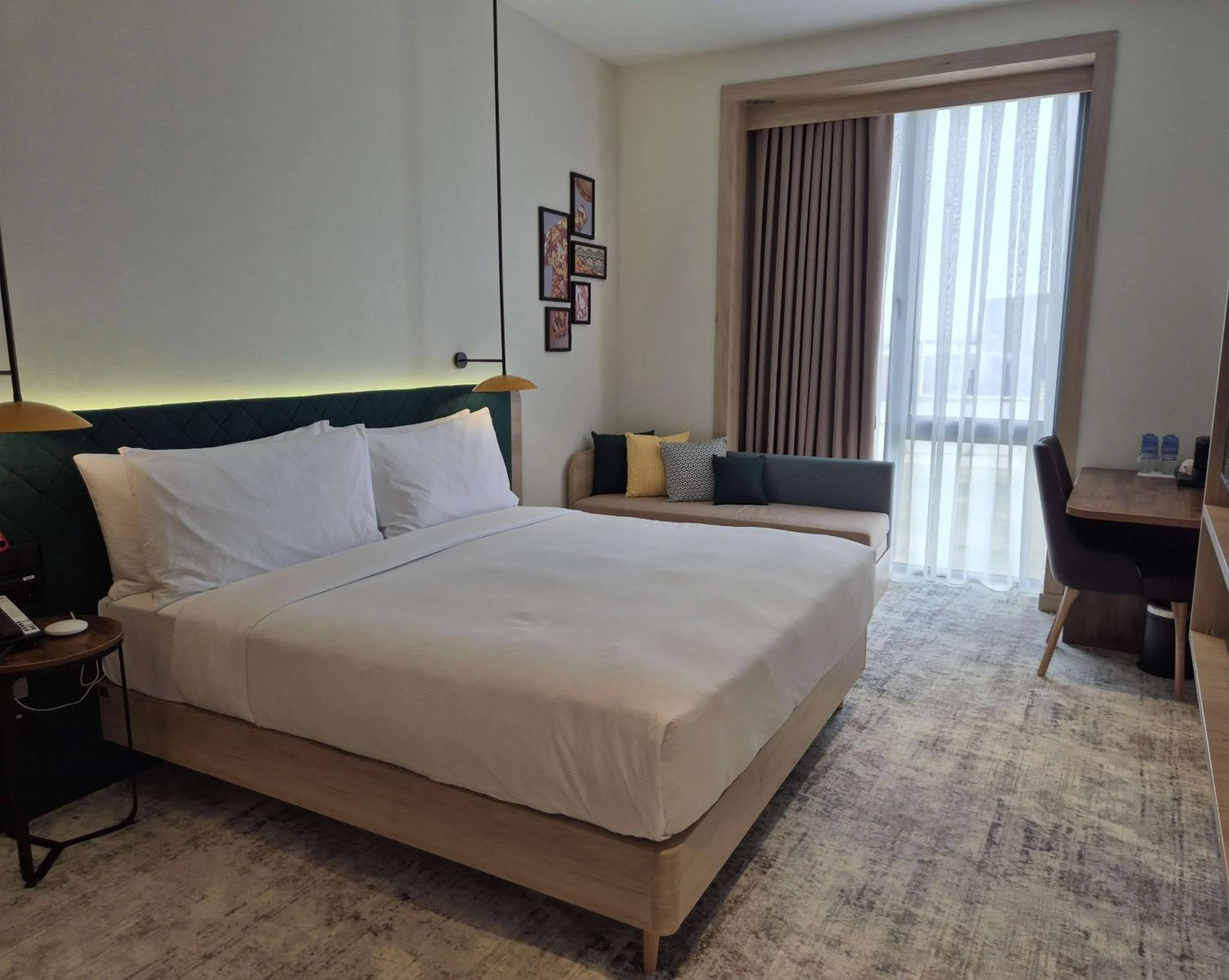 Living room, Bed in Hilton Garden Inn Termez Airitom
