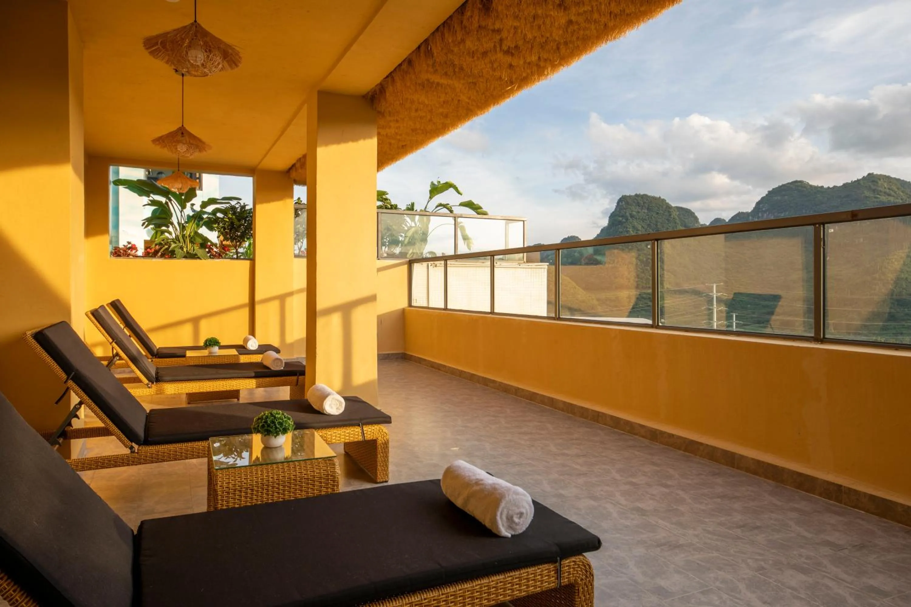 Seating area in Hilton Garden Inn Xingyi Wanfenglin