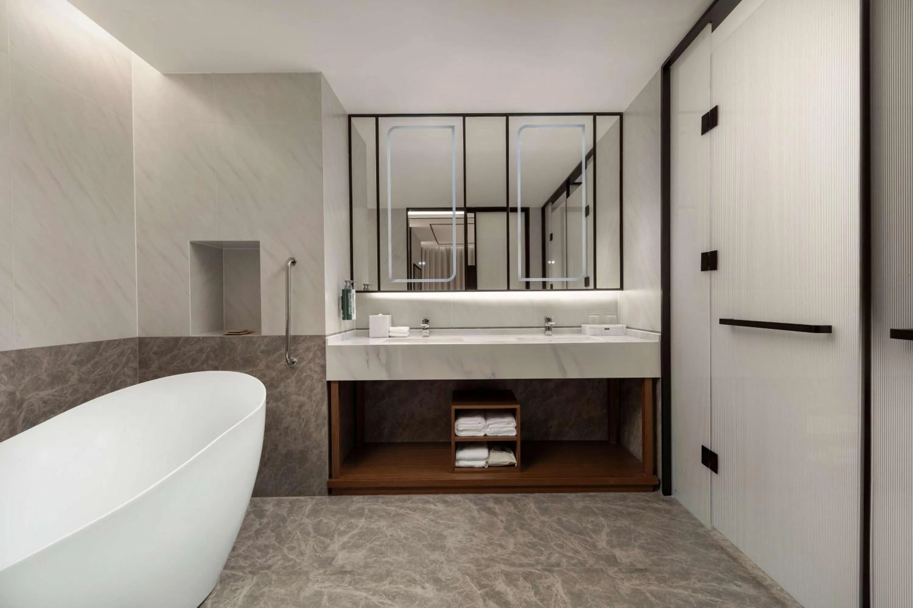 Bathroom in Hilton Garden Inn Xingyi Wanfenglin