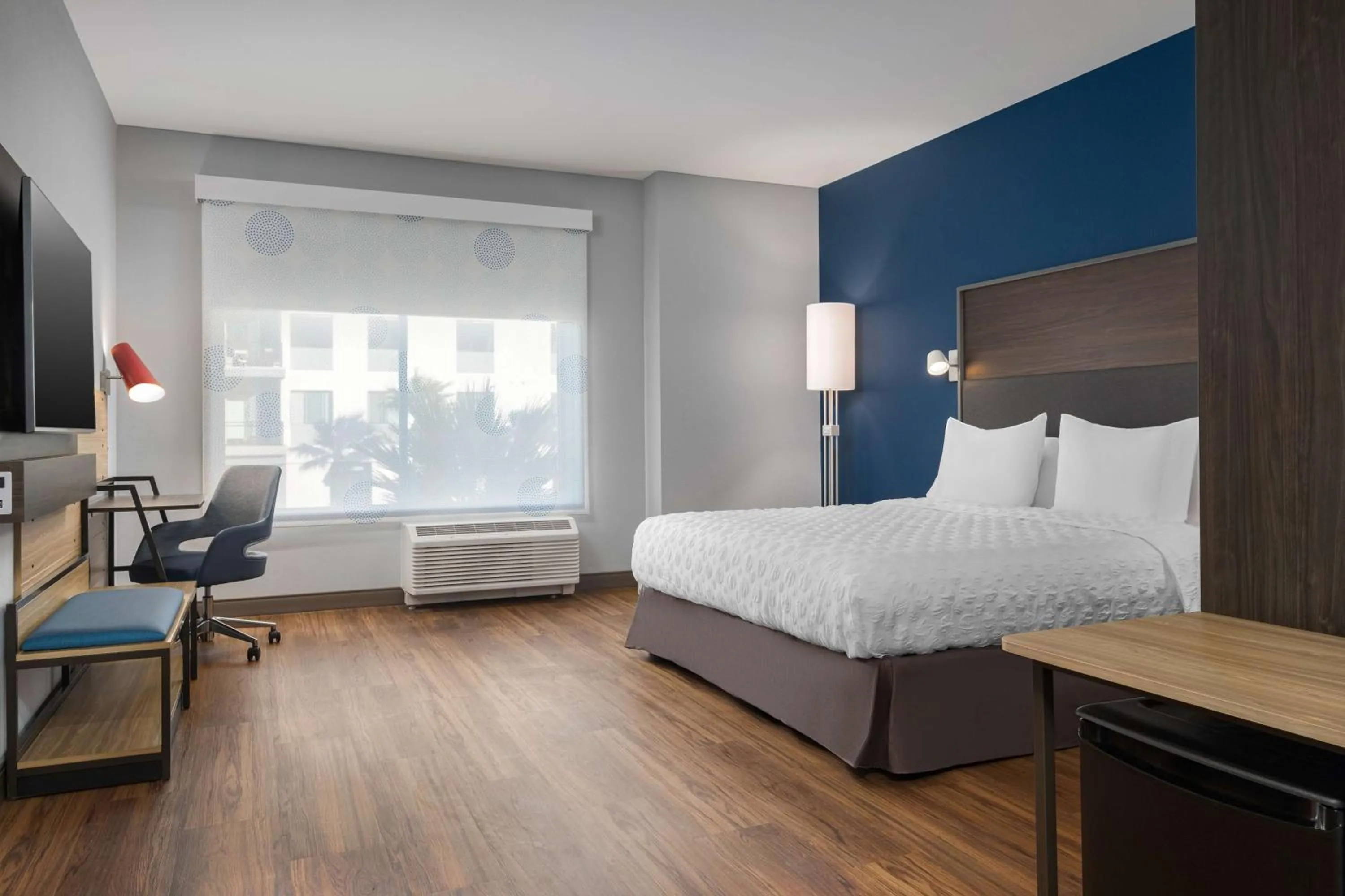 Bedroom, Bed in Tru By Hilton Phoenix Midtown