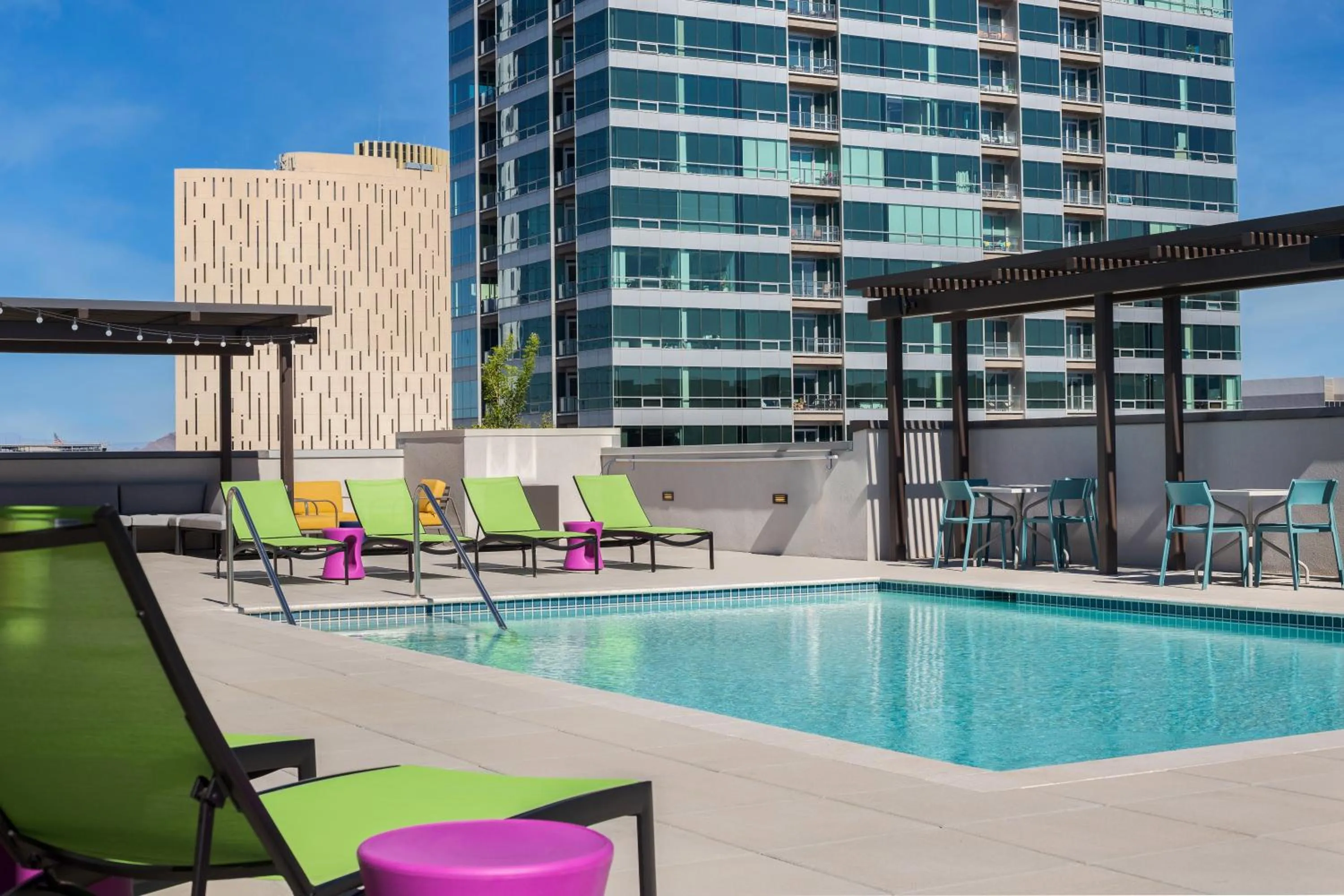 Swimming pool in Tru By Hilton Phoenix Midtown