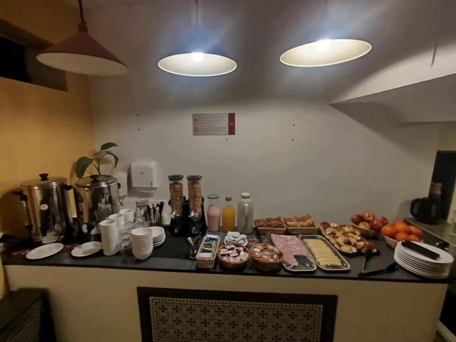 Buffet breakfast in Hostal malvinas