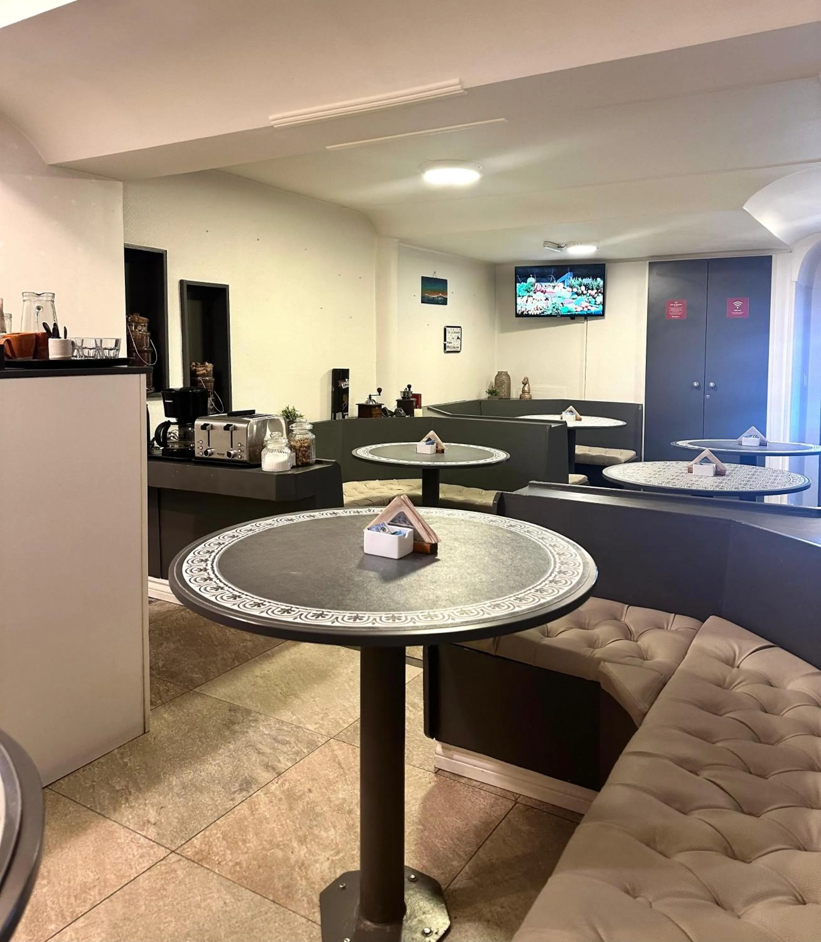 Communal lounge/ TV room in Hostal malvinas