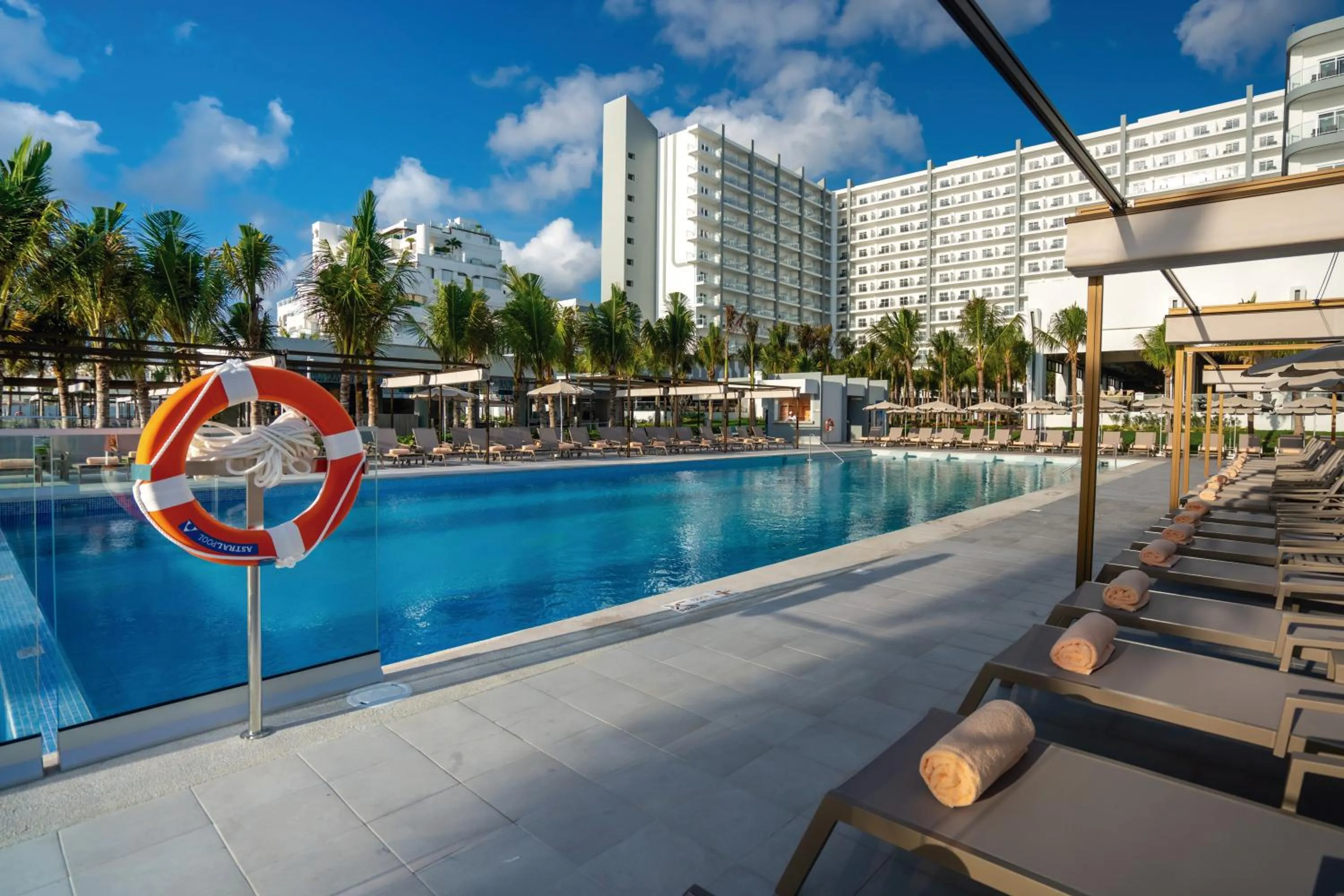 Swimming pool in Riu Palace Kukulkan - Adults Only - All Inclusive