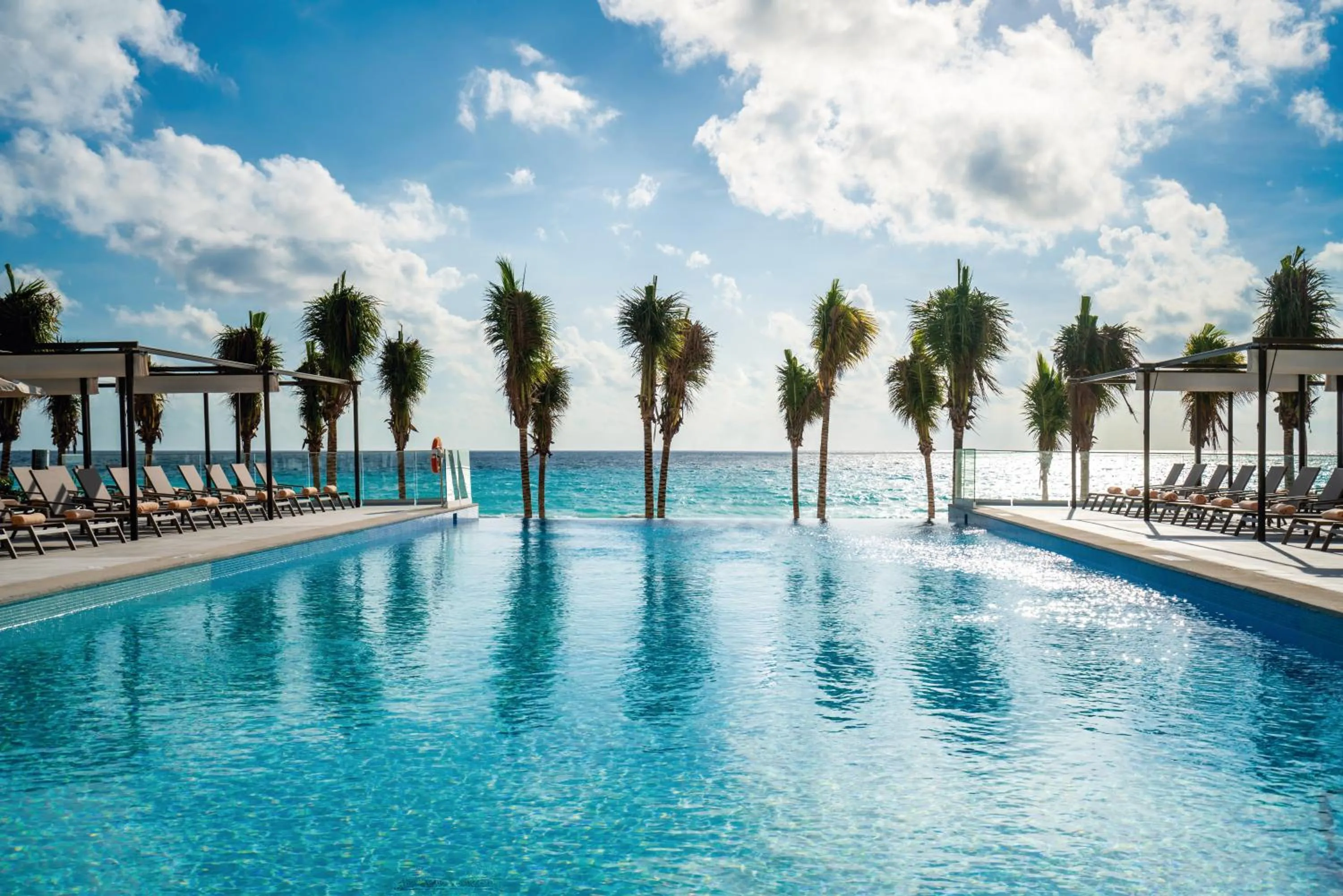 Swimming pool in Riu Palace Kukulkan - Adults Only - All Inclusive