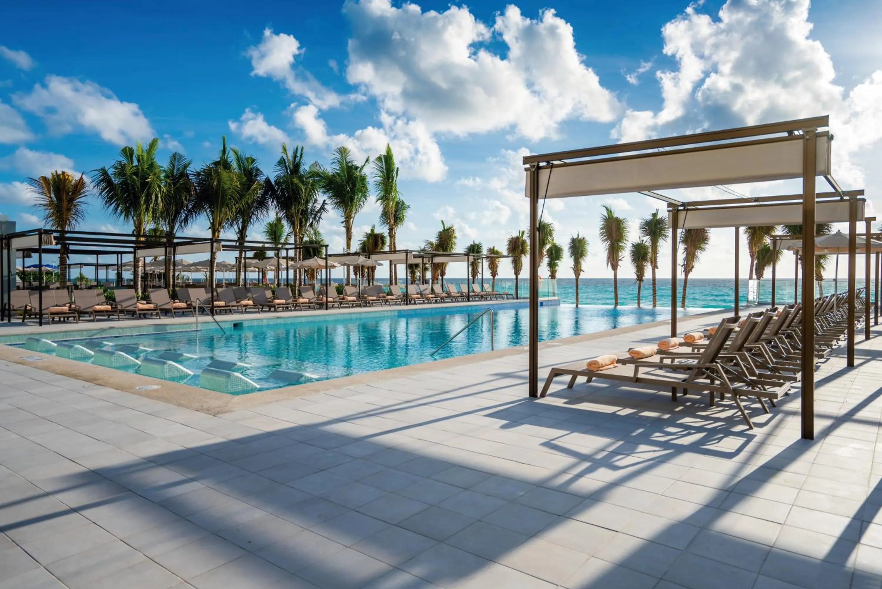 Swimming pool in Riu Palace Kukulkan - Adults Only - All Inclusive
