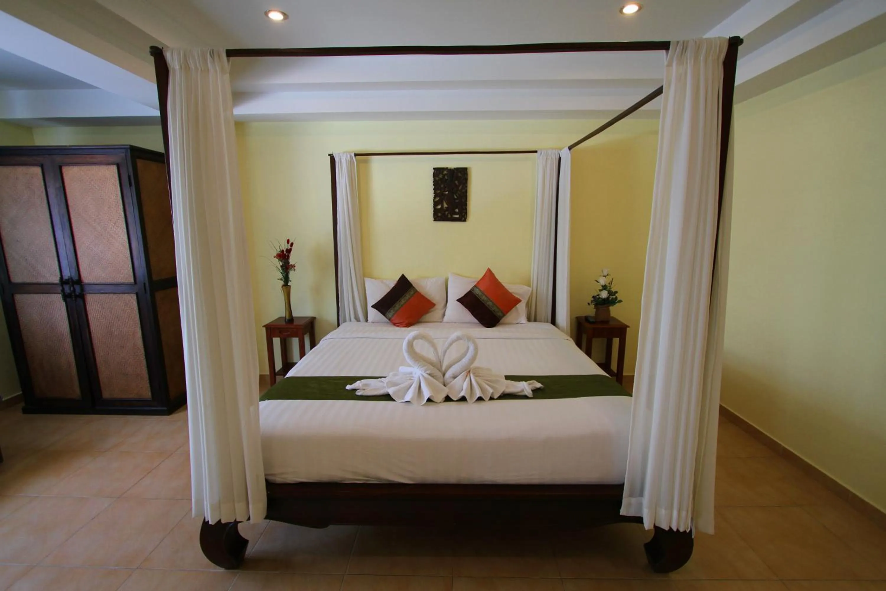 Bedroom, Bed in Karon Pool Hotel