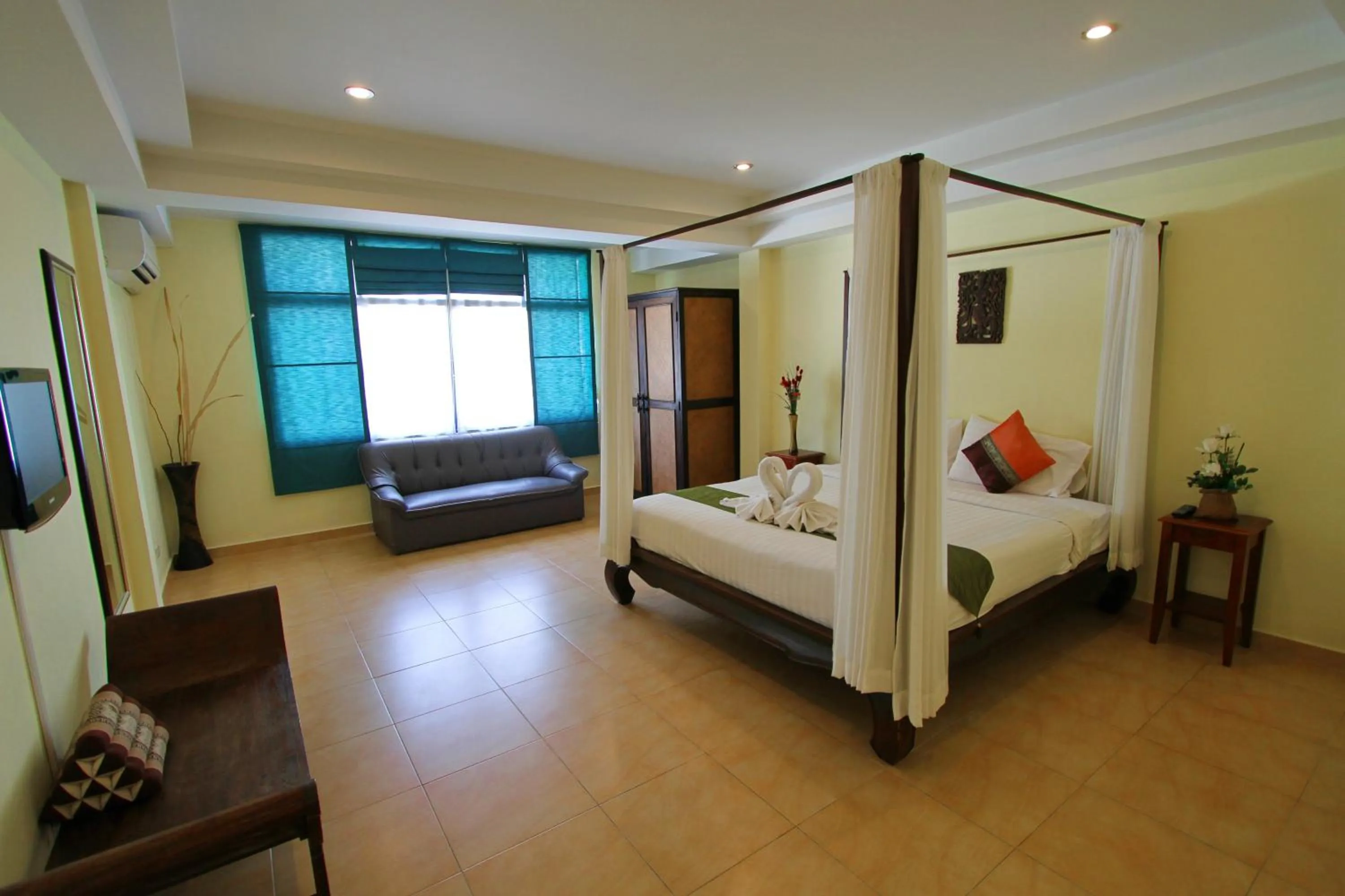 Bedroom, Bed in Karon Pool Hotel