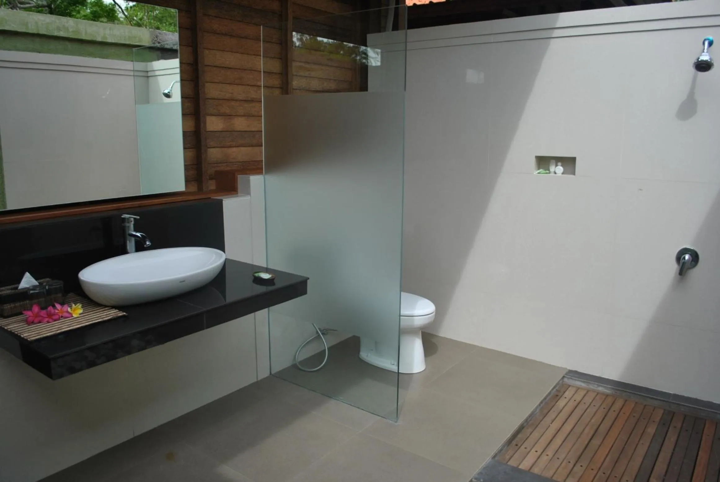 Shower in Kencana Garden