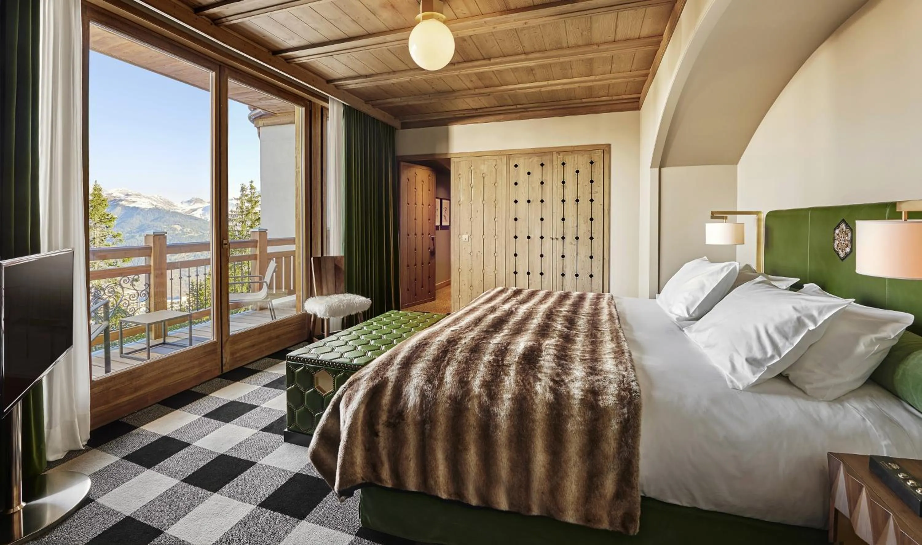 Bedroom, Bed in Apogée Courchevel, Oetker Hotels