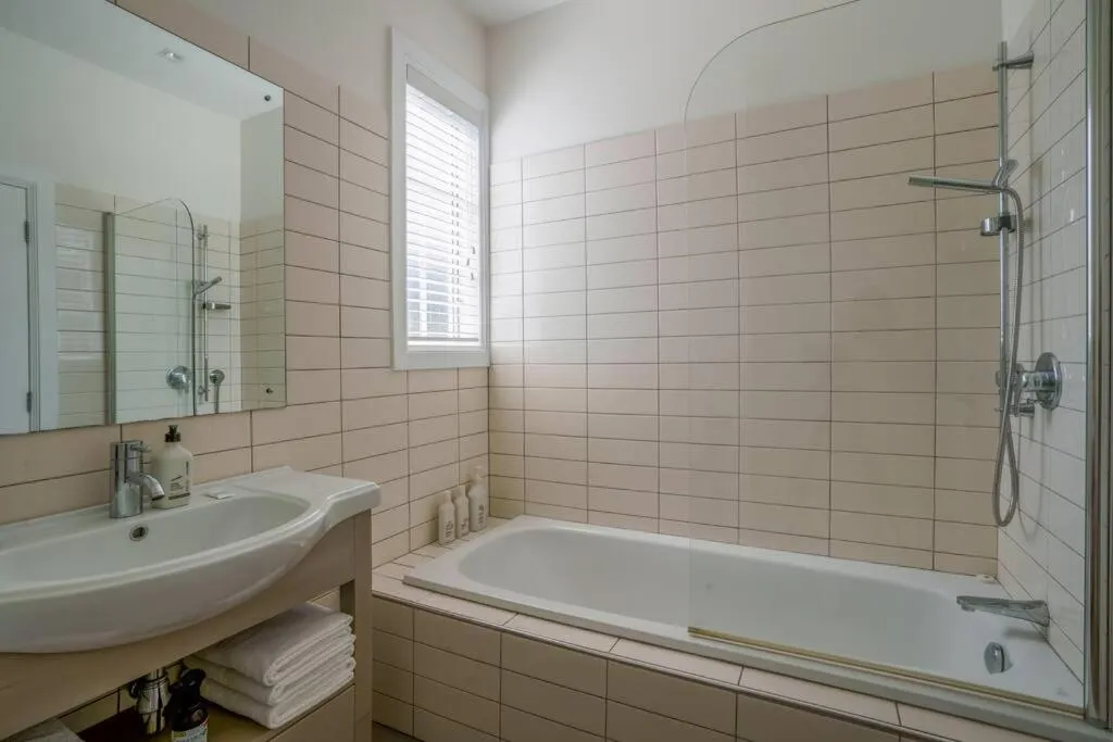 Capital Cottage 2-4 Bedroom- Russell Cottages Collection