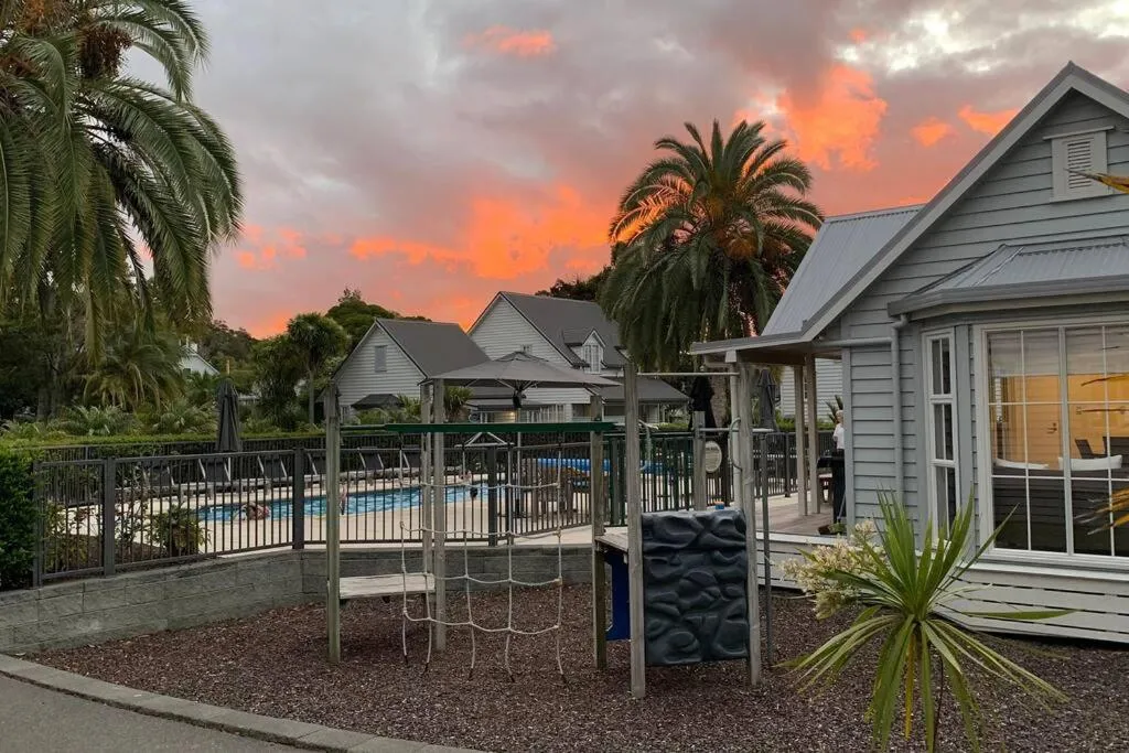 Capital Cottage 2-4 Bedroom- Russell Cottages Collection