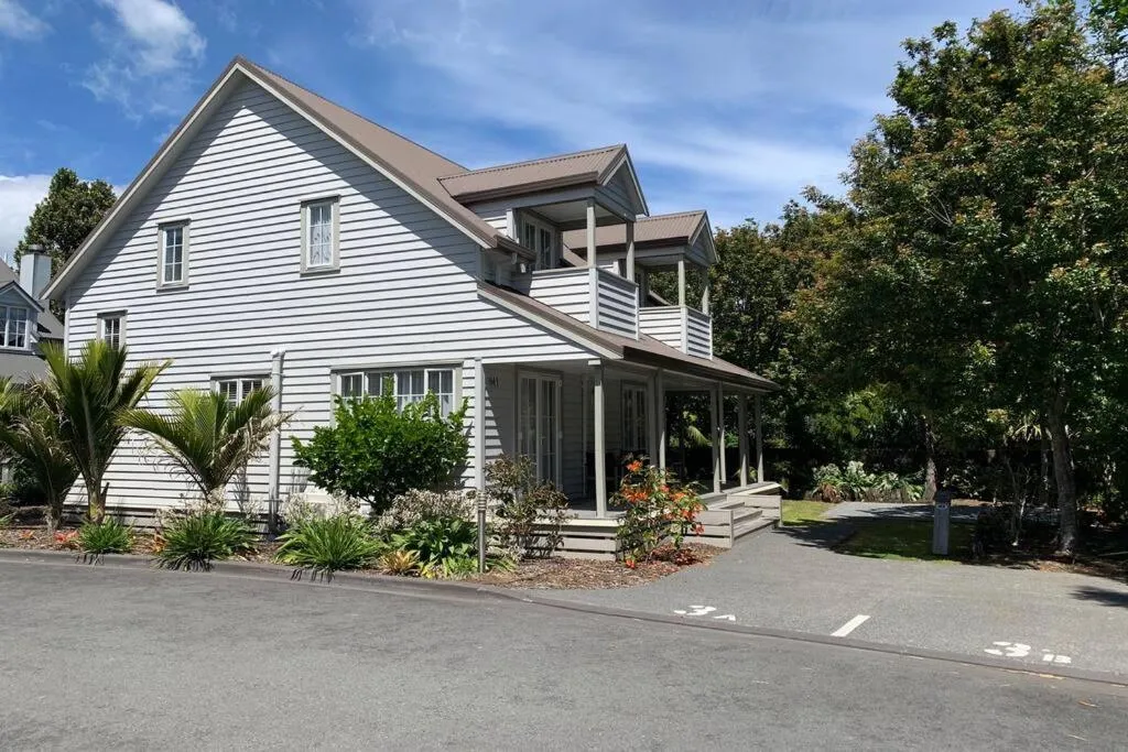 Capital Cottage 2-4 Bedroom- Russell Cottages Collection