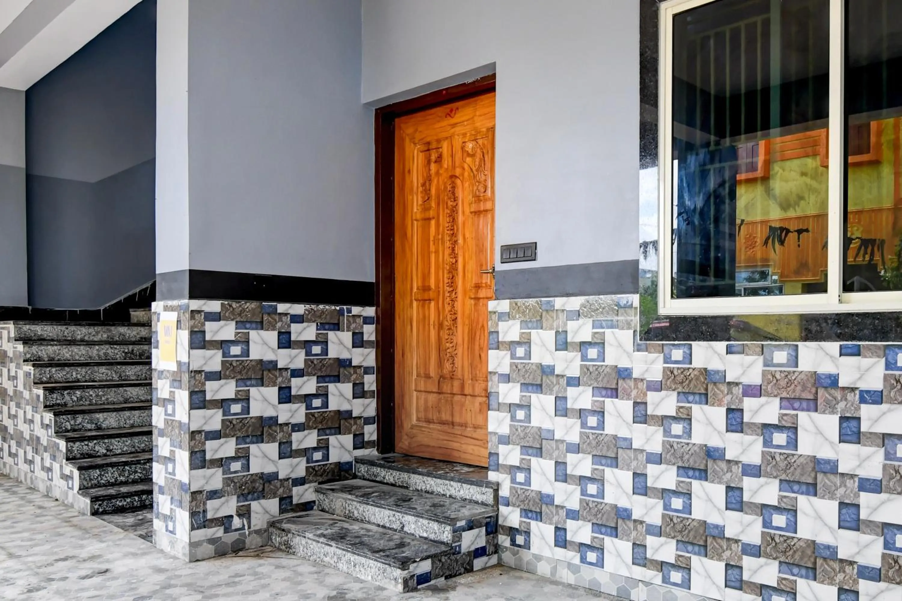 Facade/entrance in Super Hotel O MNJ Mansion