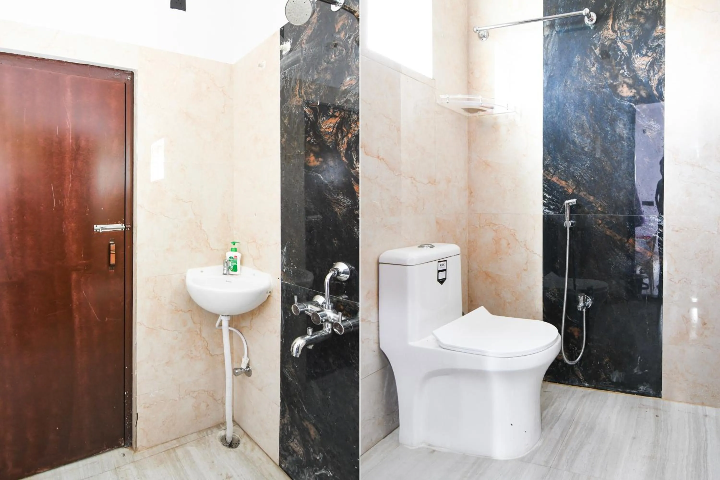 Bathroom in Super Hotel O MNJ Mansion