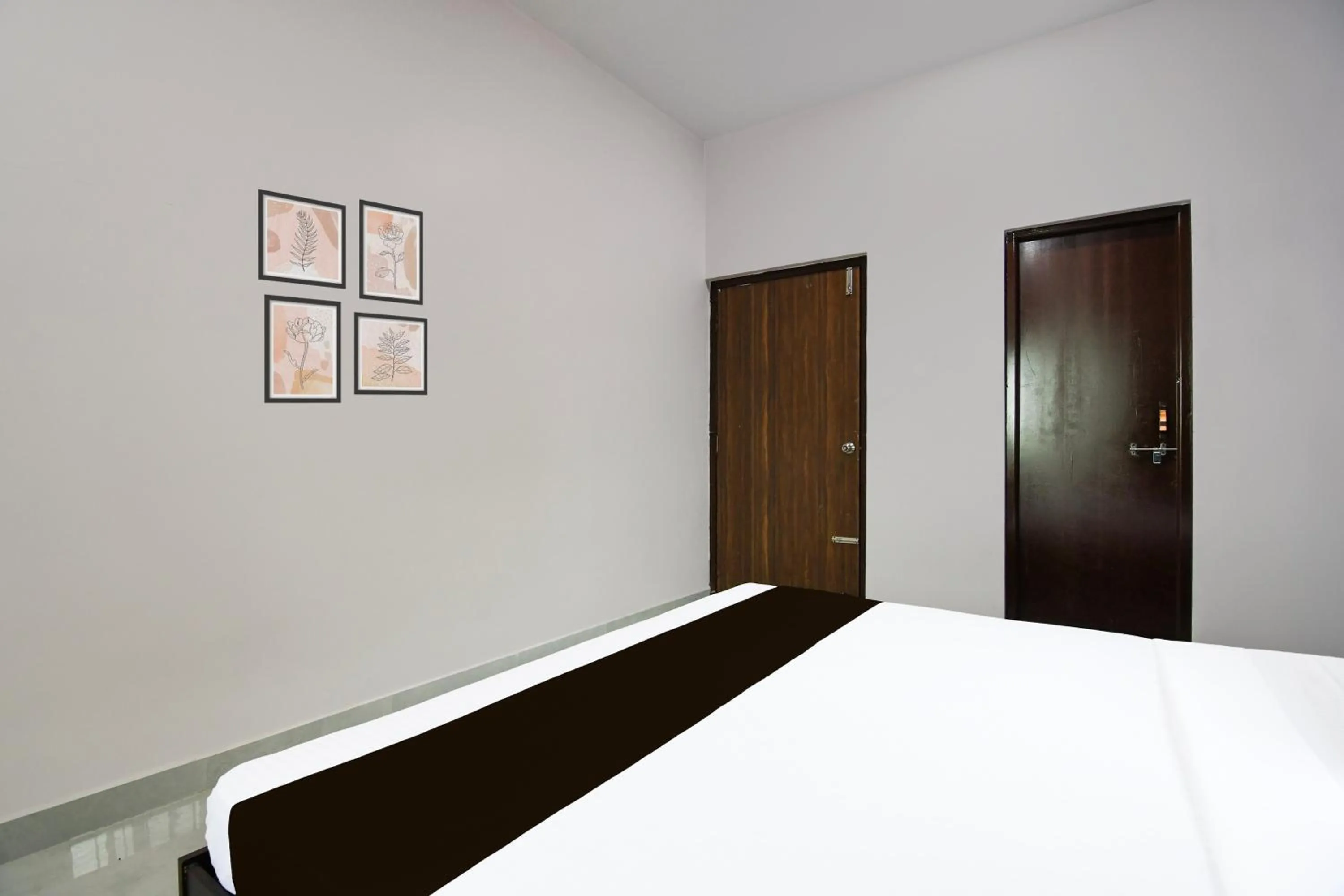 Bedroom, Bed in Super Hotel O MNJ Mansion