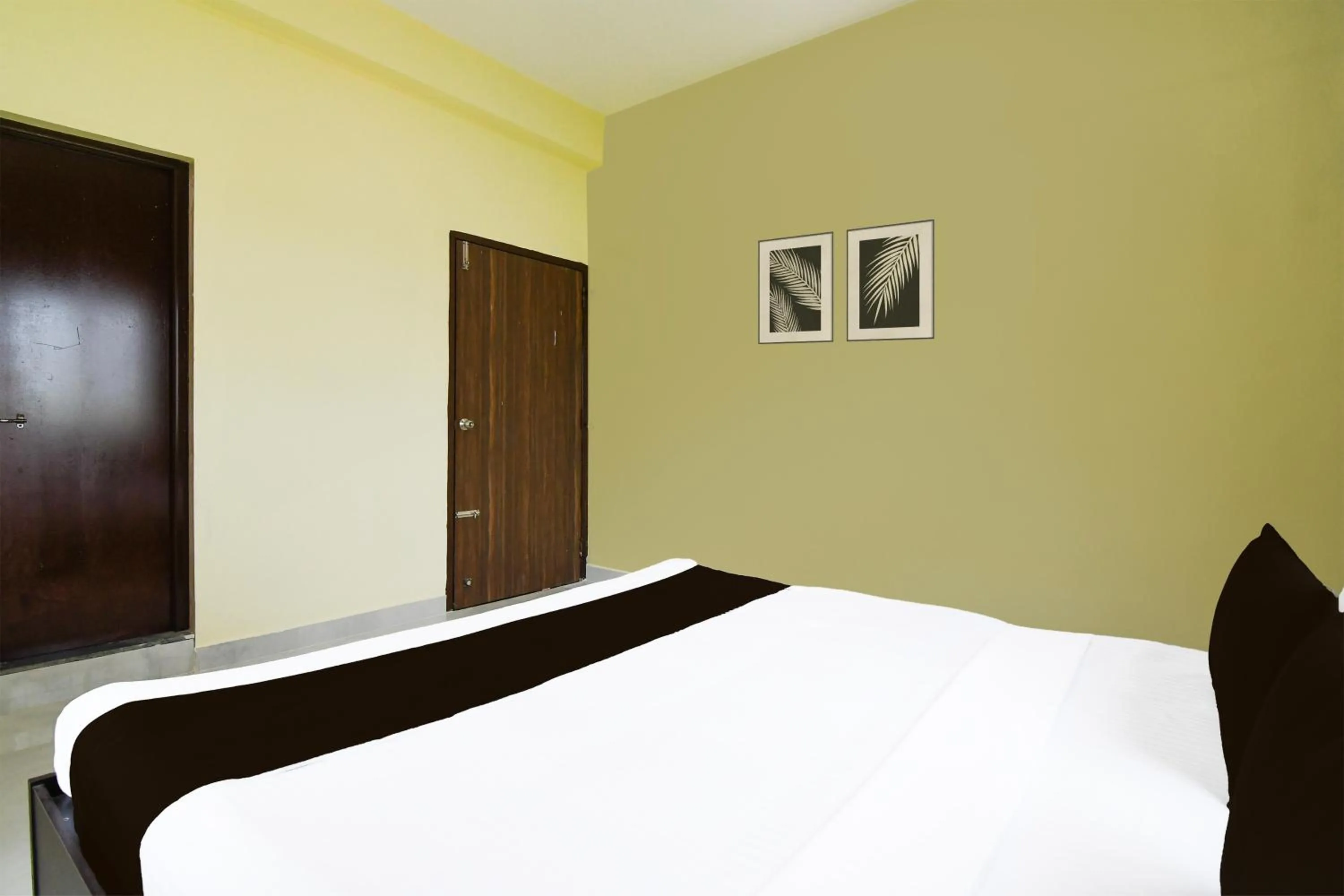 Bedroom, Bed in Super Hotel O MNJ Mansion