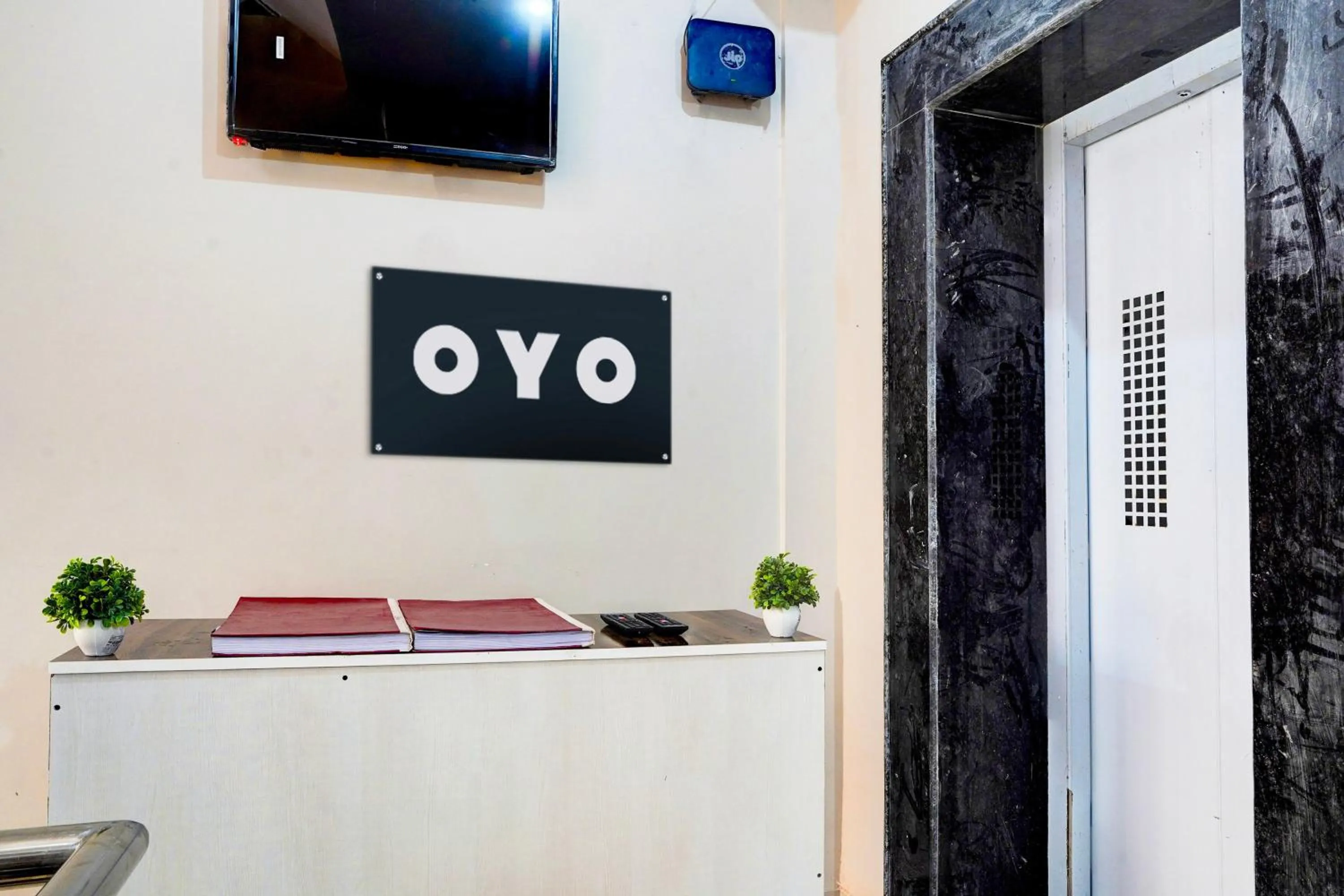 Lobby or reception in Super Hotel O MAZENTA PALACE