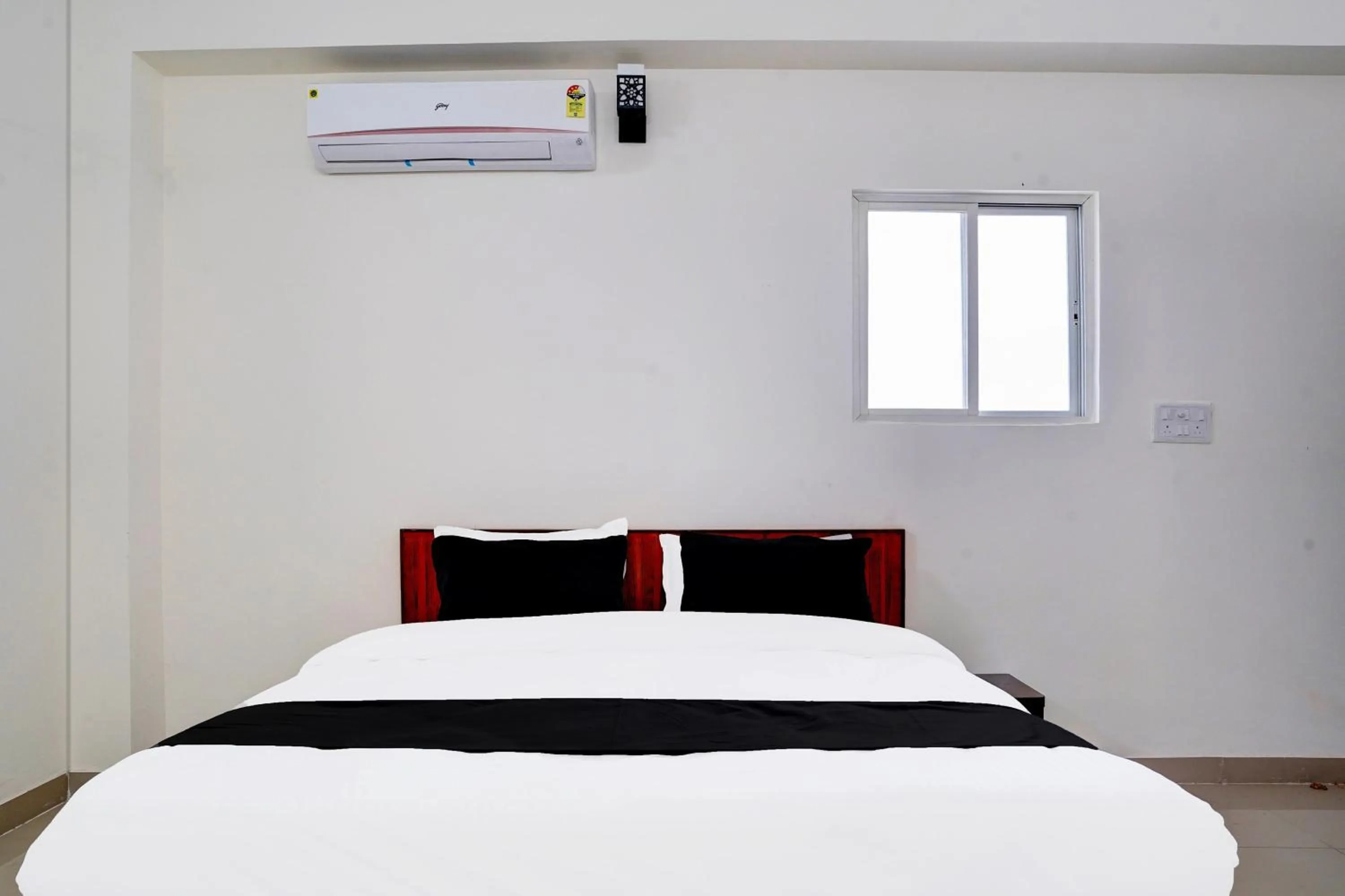 Bedroom, Bed in Super Hotel O MAZENTA PALACE