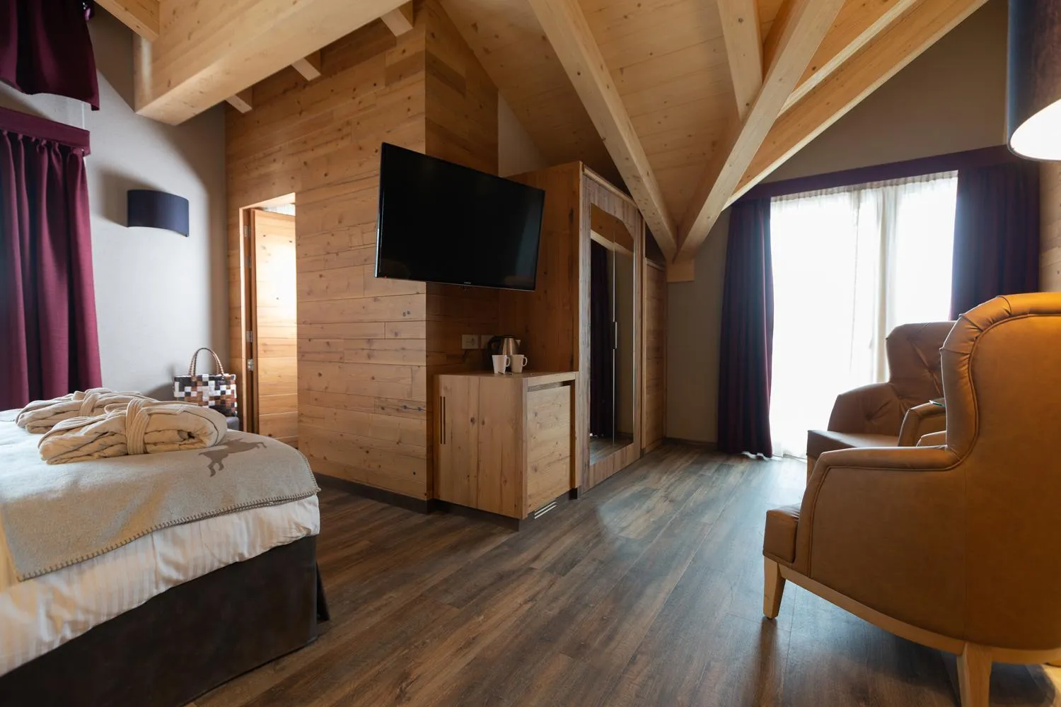 Seating area, Bed in Mont Chalet Nevada - Hotel & Spa