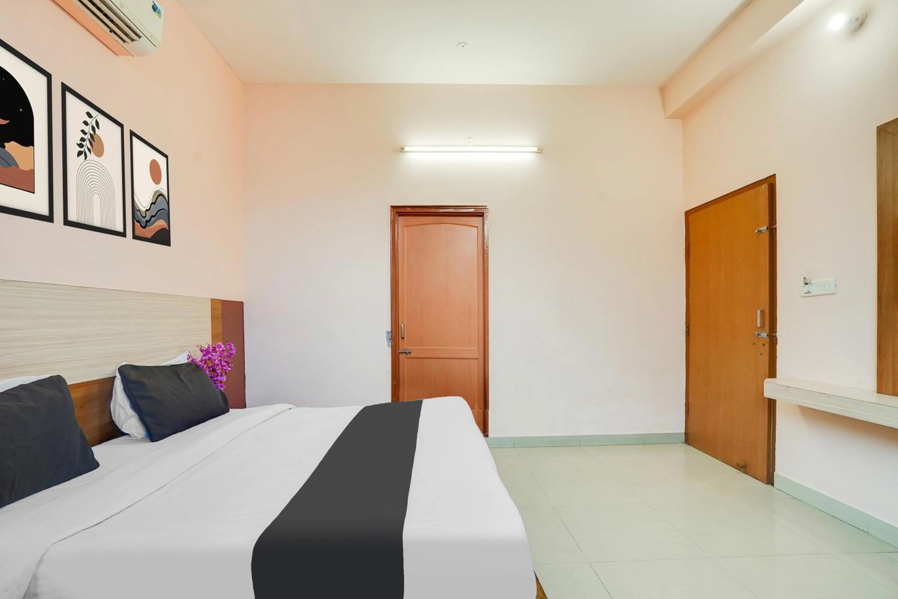 Bedroom, Bed in Hotel O JLN Marg Malviya Nagar Formerly Hotel Braj Haveli