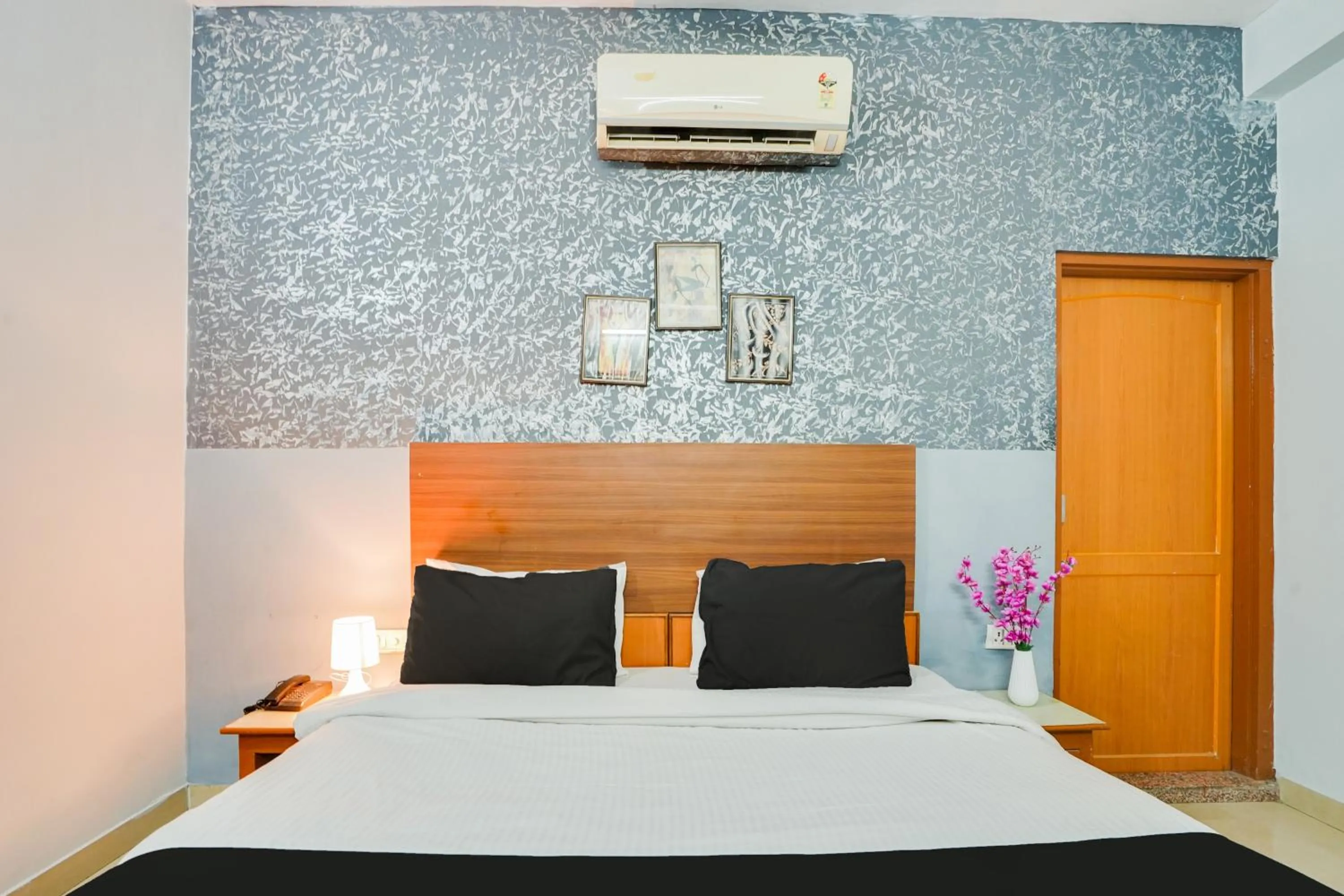 Bedroom, Bed in Hotel O JLN Marg Malviya Nagar Formerly Hotel Braj Haveli