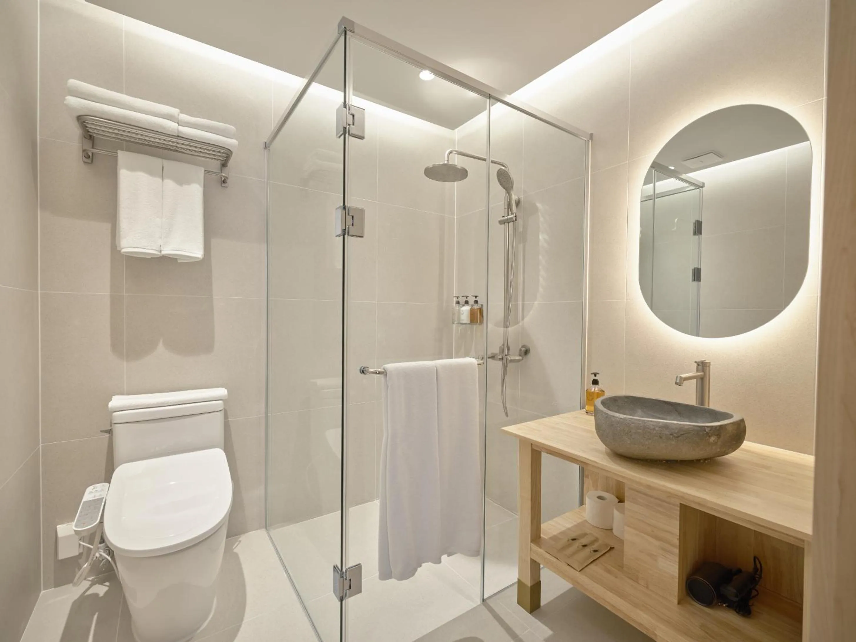 Shower in UH Suite The Gangnam