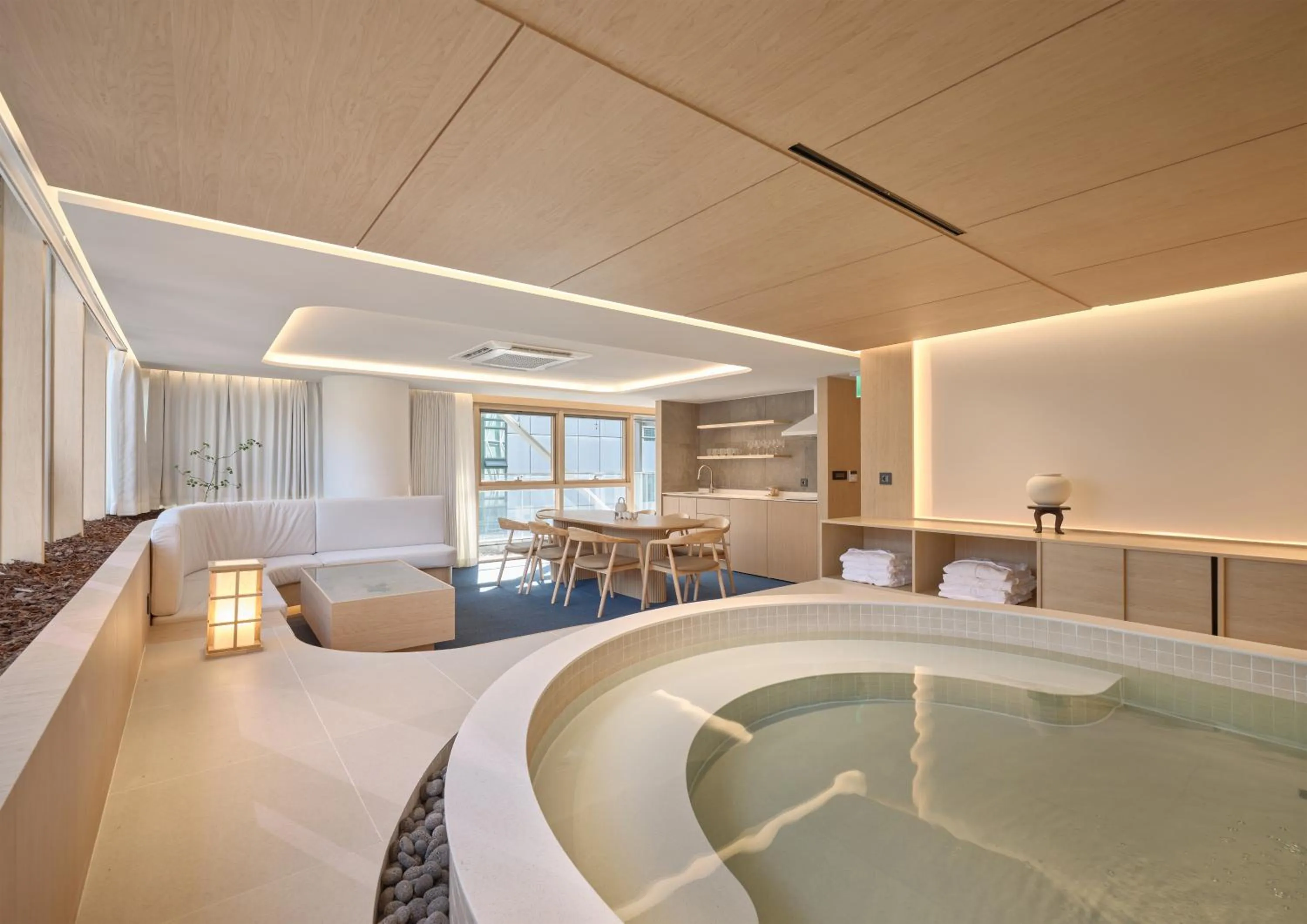 Hot Tub in UH Suite The Gangnam