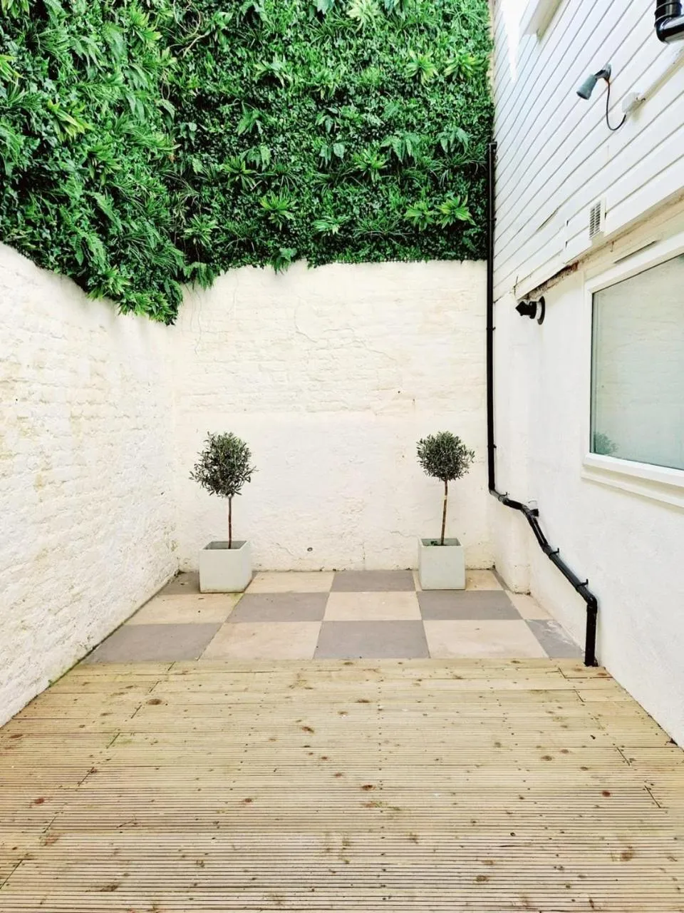 Patio in Upper Rock Brighton – Guest House
