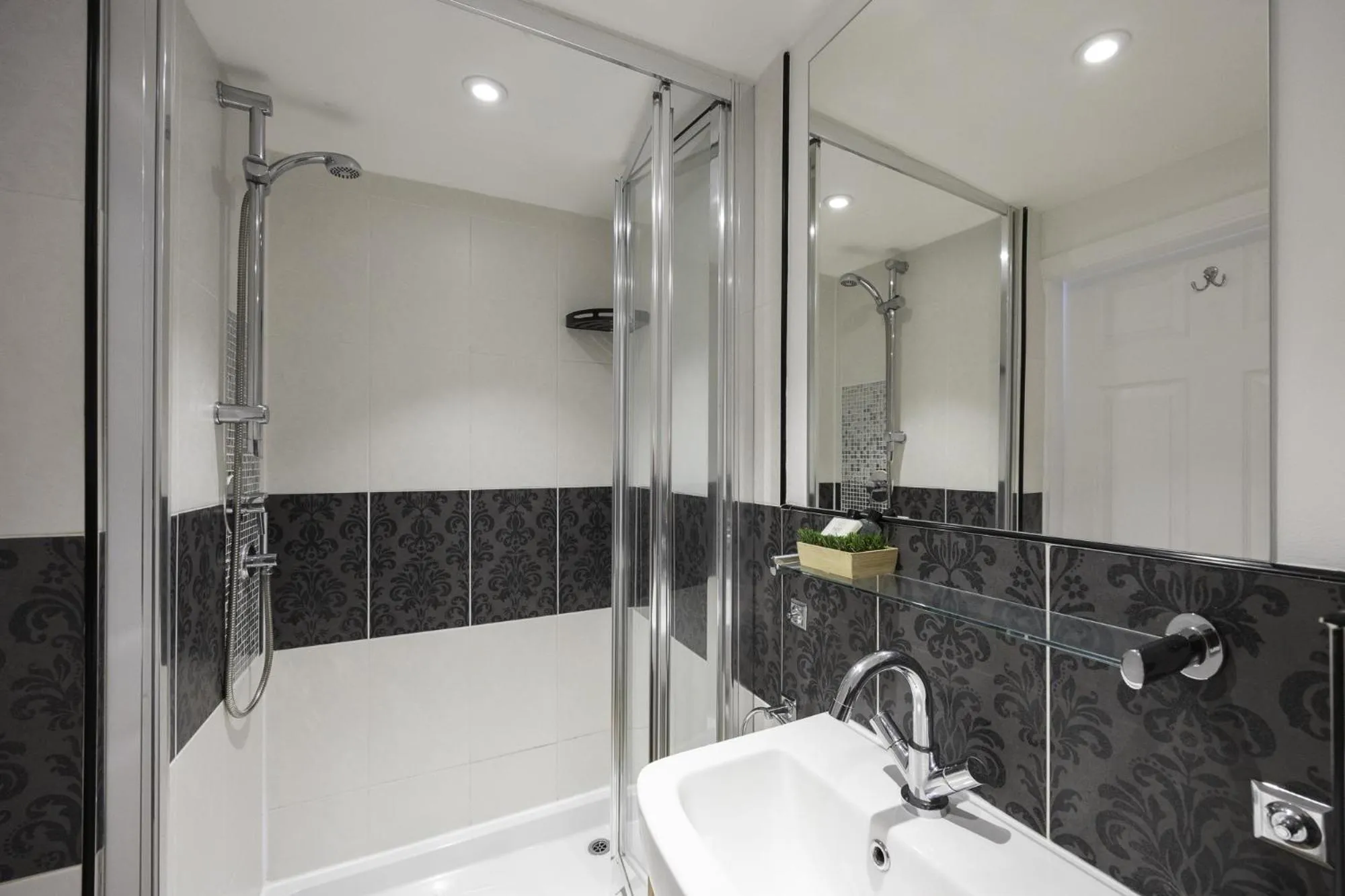 Bathroom in Upper Rock Brighton – Guest House