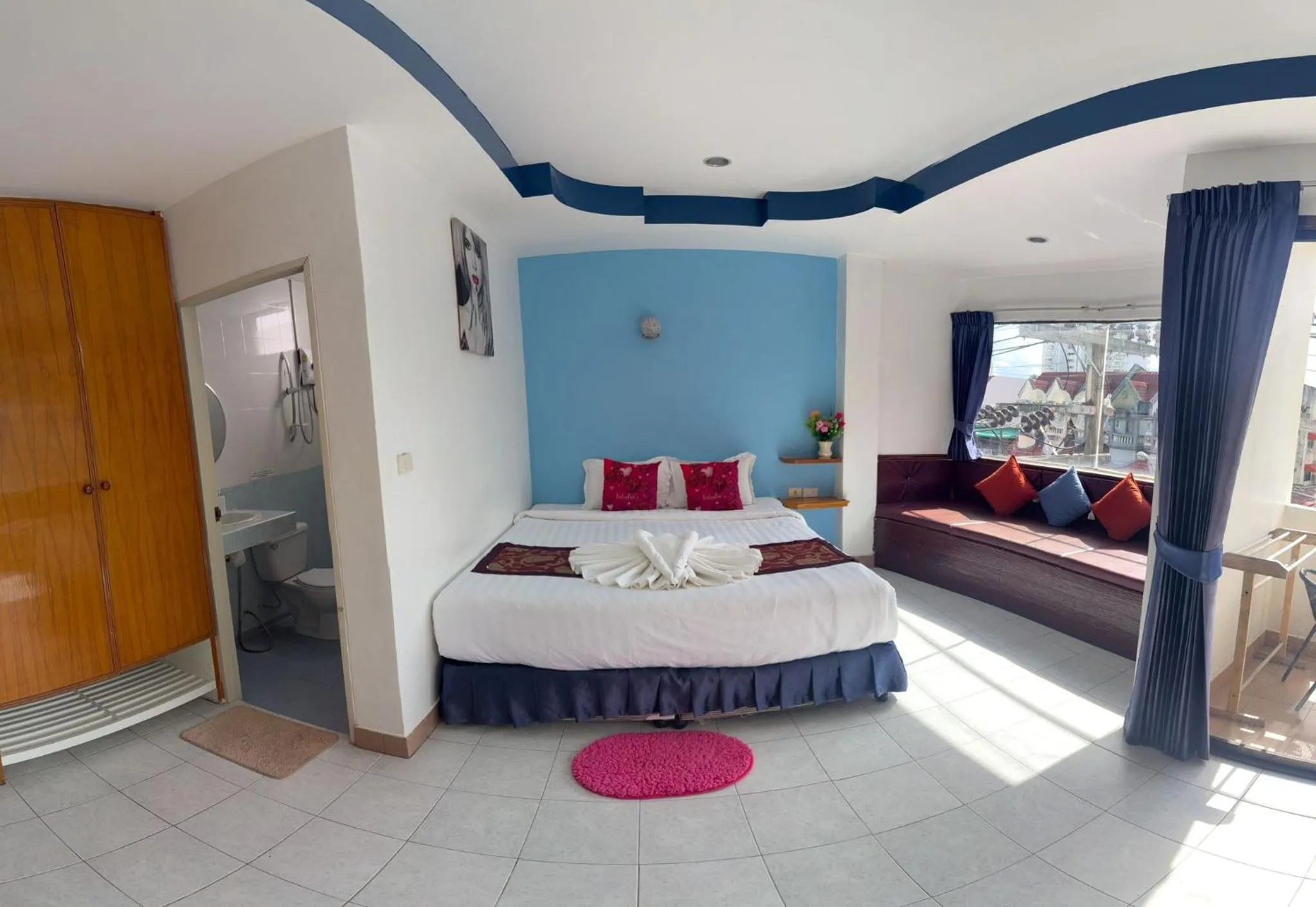 Living room, Bed in Heaven House Restro & Bar