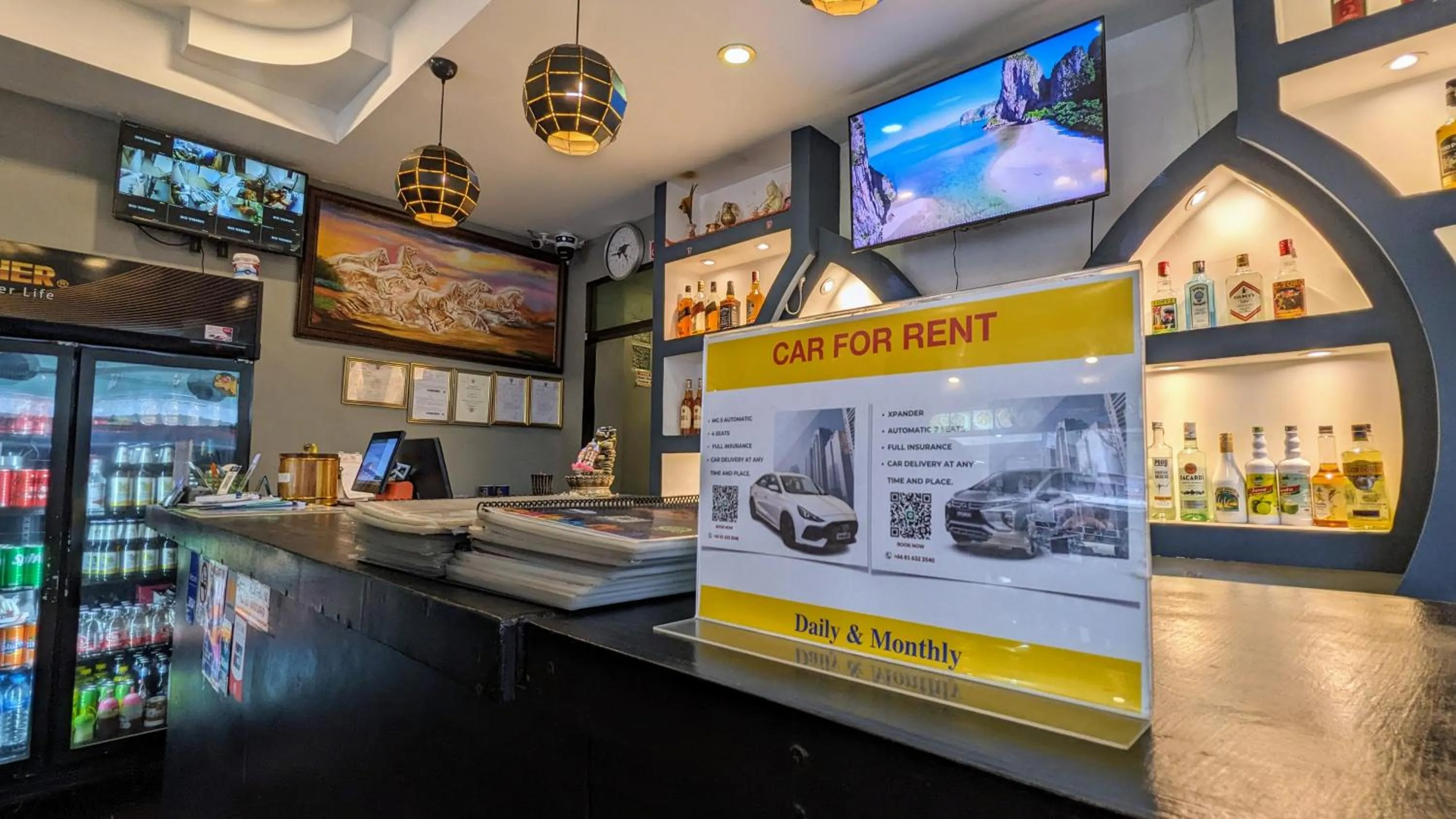 Lounge or bar in Heaven House Restro & Bar