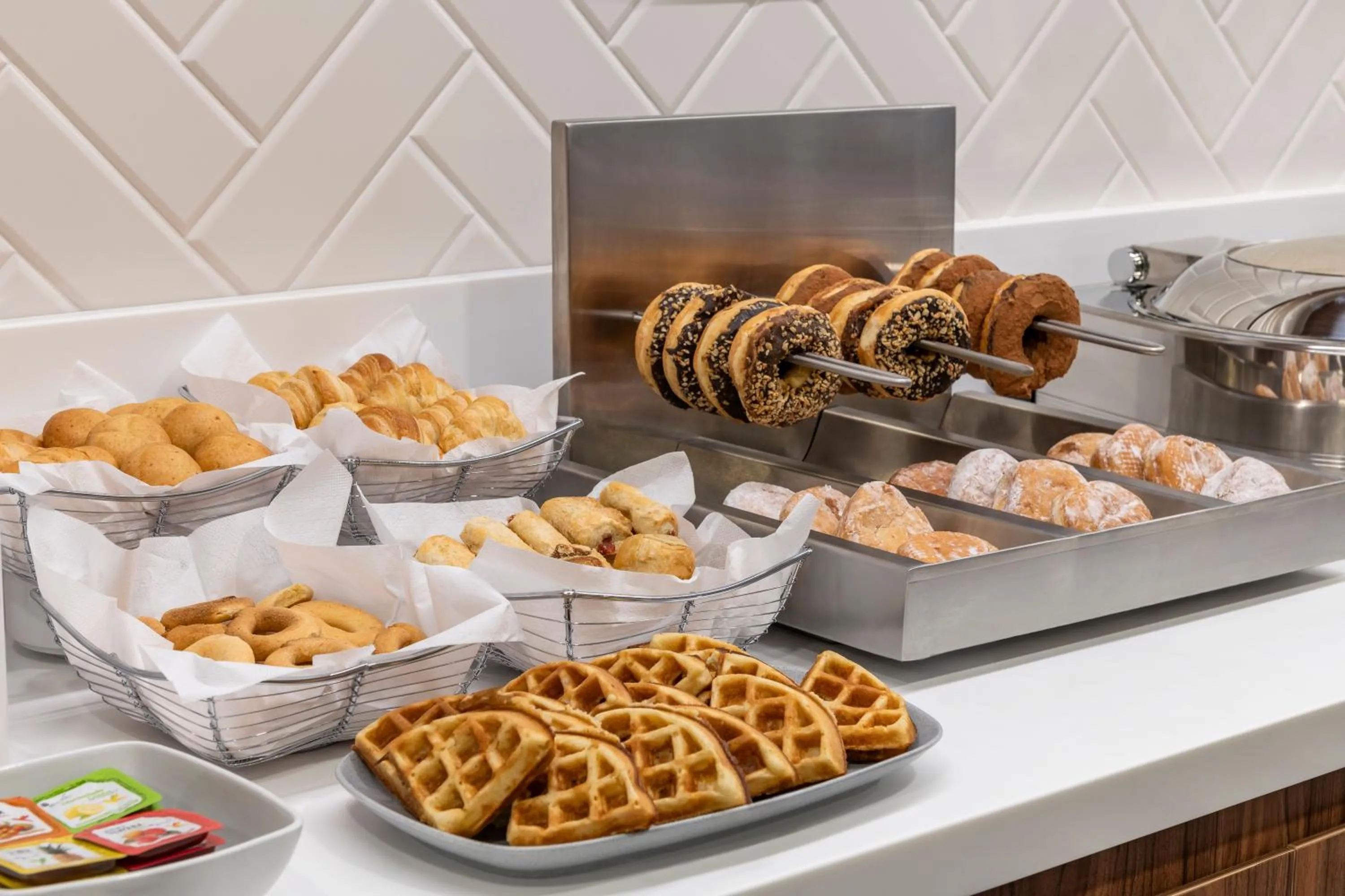 Food and drinks in Tru By Hilton Cali Sur