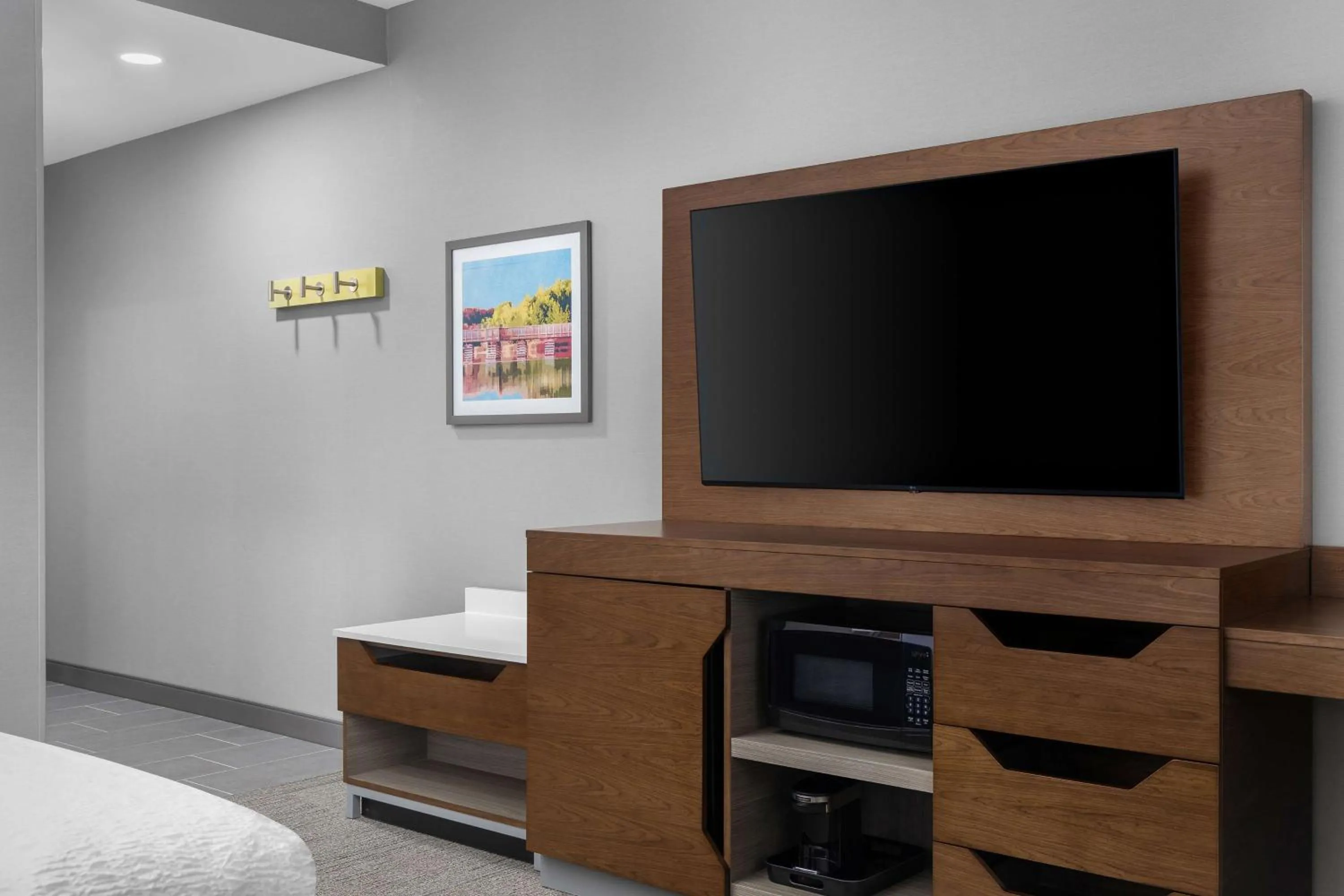 Photo of the whole room, Bed in Hampton Inn & Suites Orangeville, On