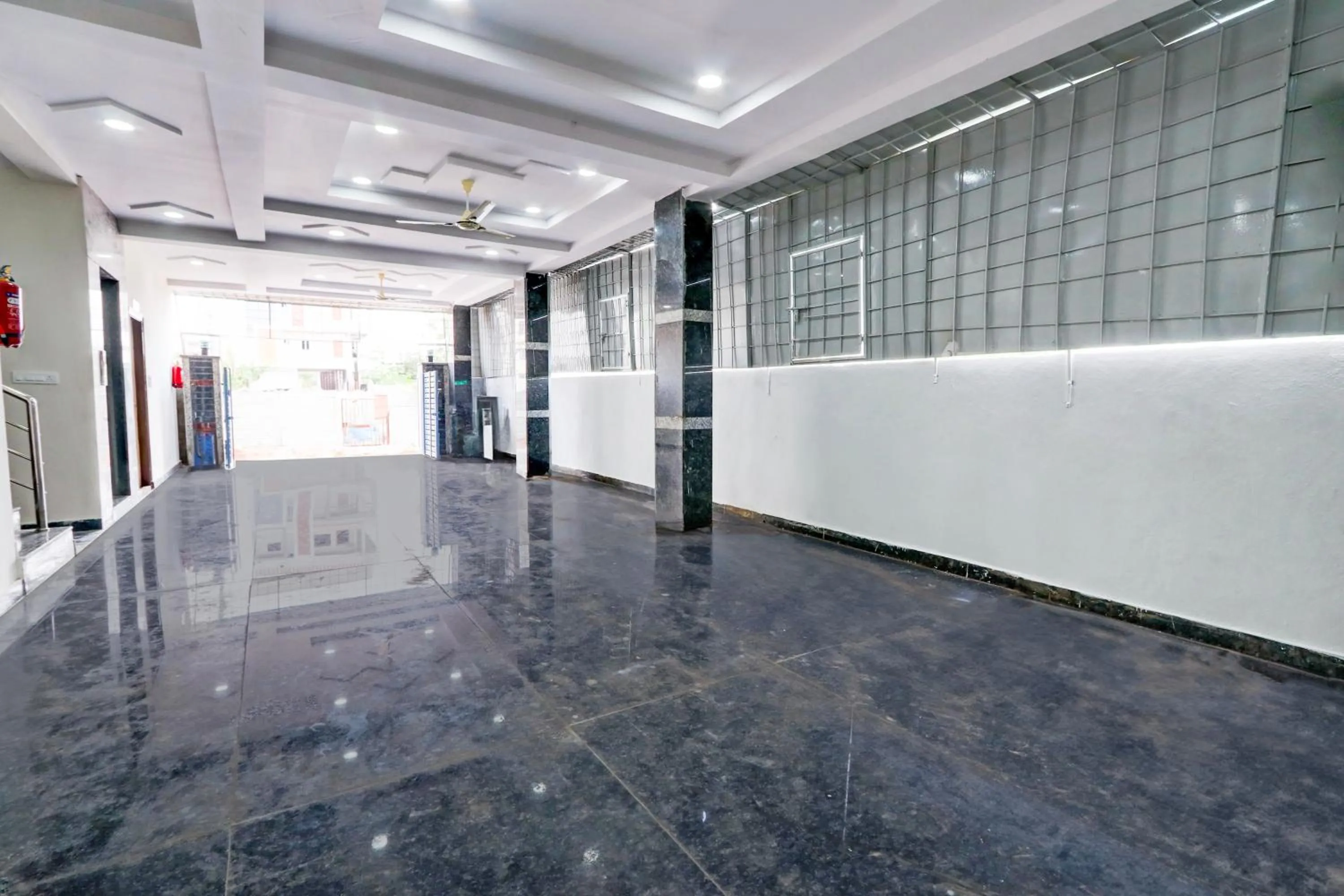 Lobby or reception in Super Hotel O Adibatla near TCS