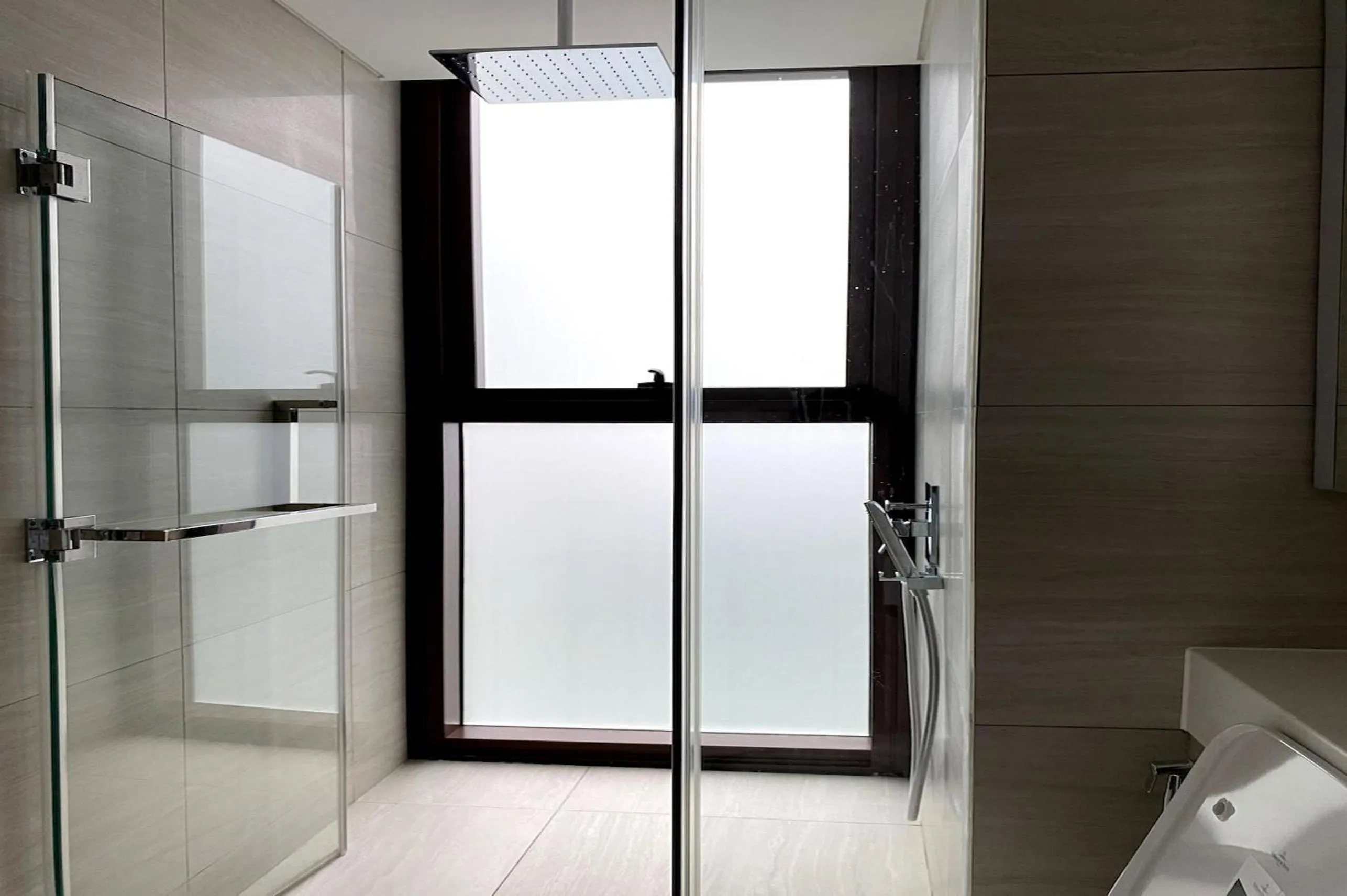 Shower in The Metropole - Horizon View Riverside D2