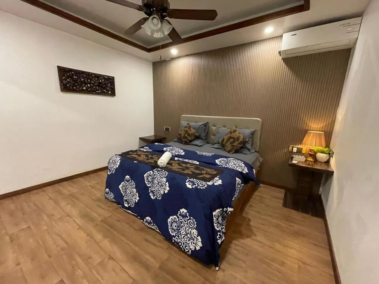 Bed in Himeyn Beach Inn - Ocho Homes by Eight Continents