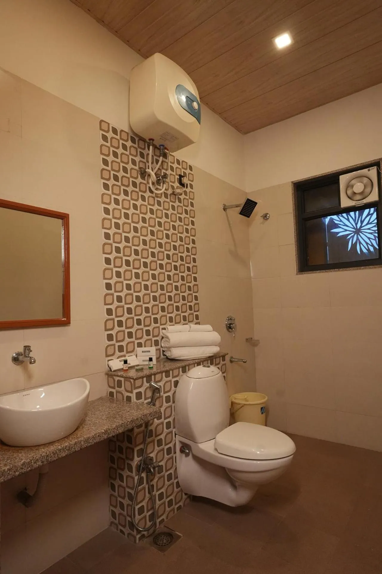 Bathroom in Hotel White Lotus at Ratanpur border