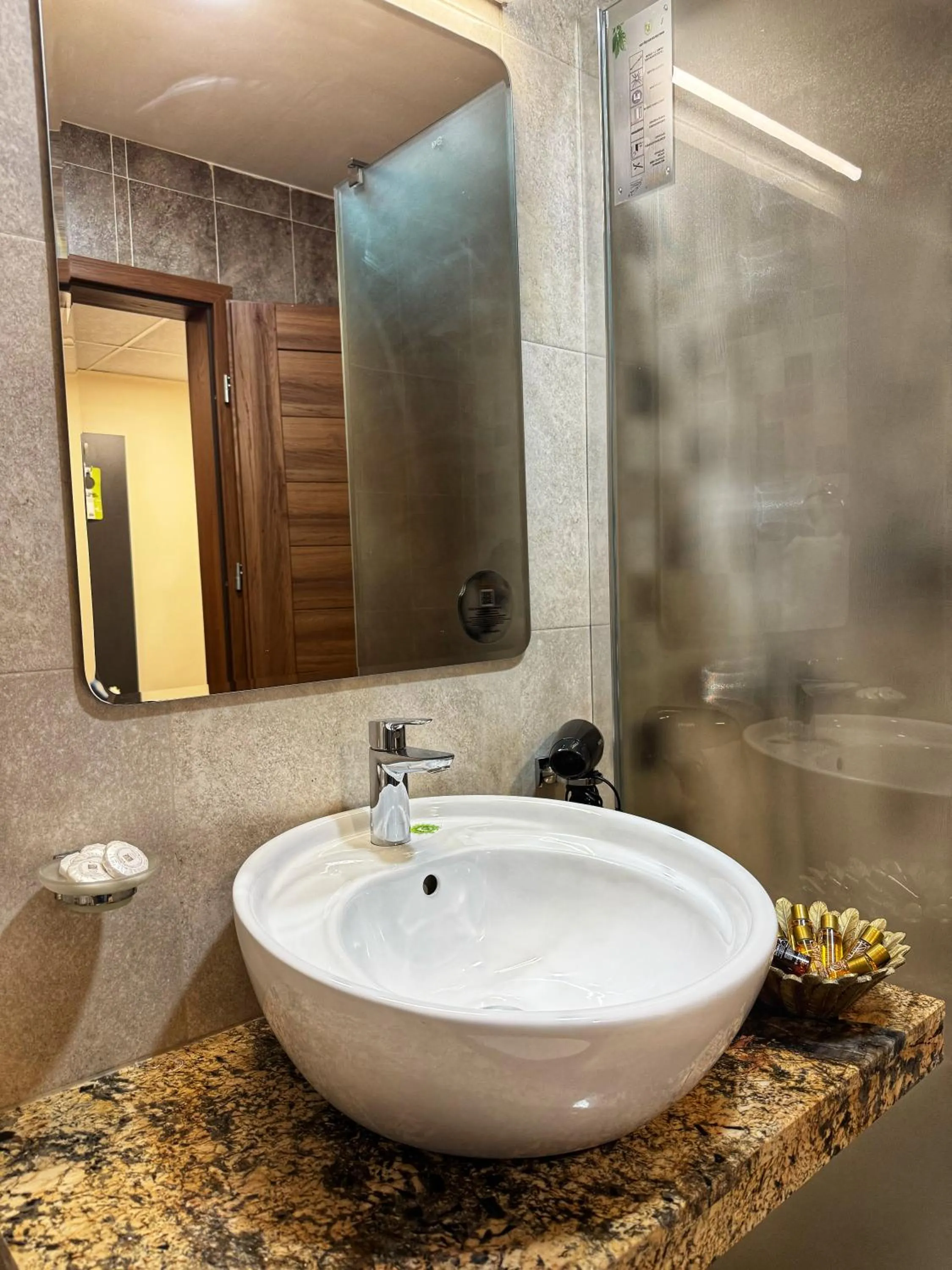 Shower in City Plaza