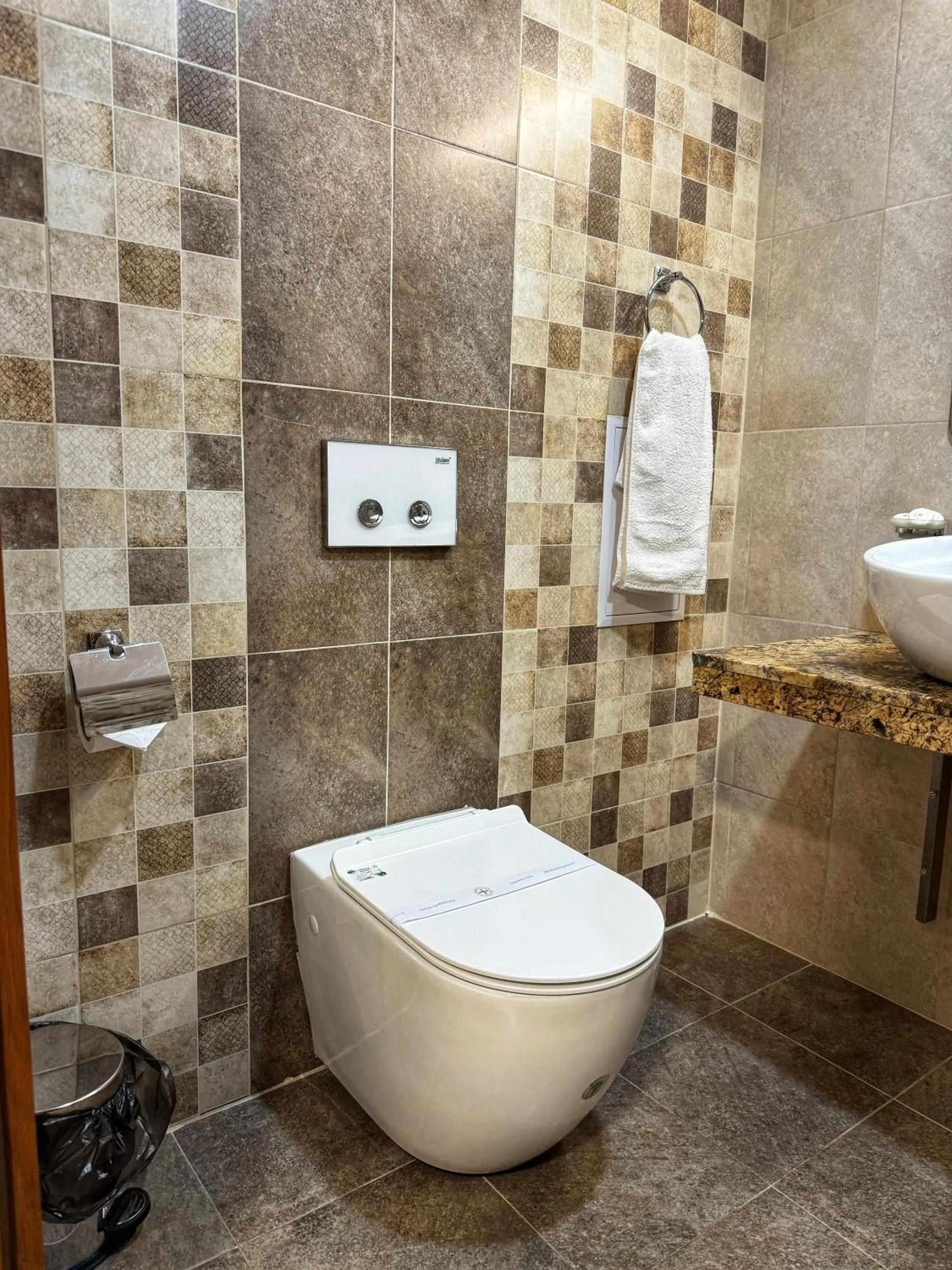 Shower in City Plaza