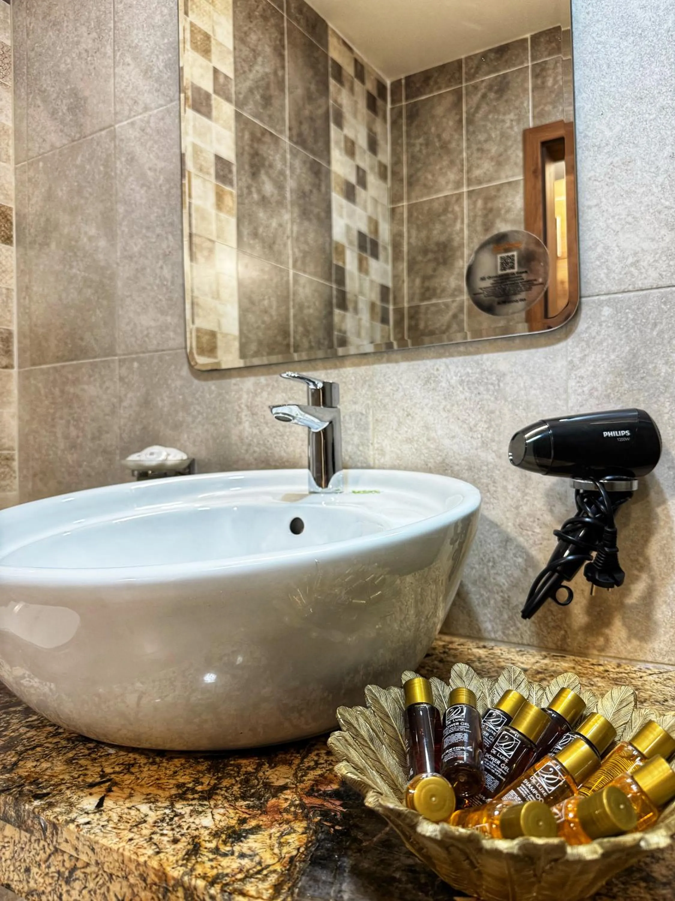 Shower in City Plaza