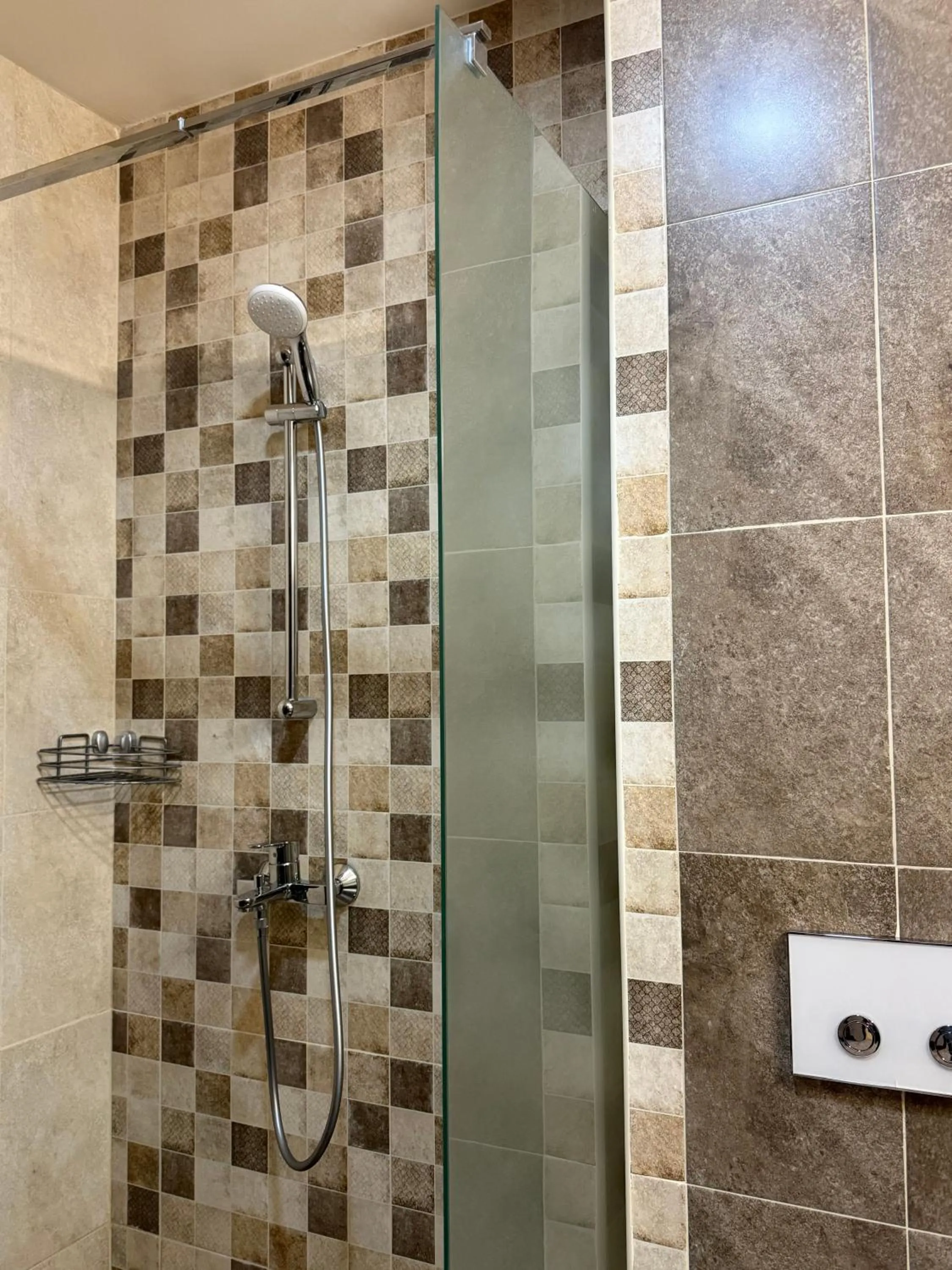 Shower in City Plaza