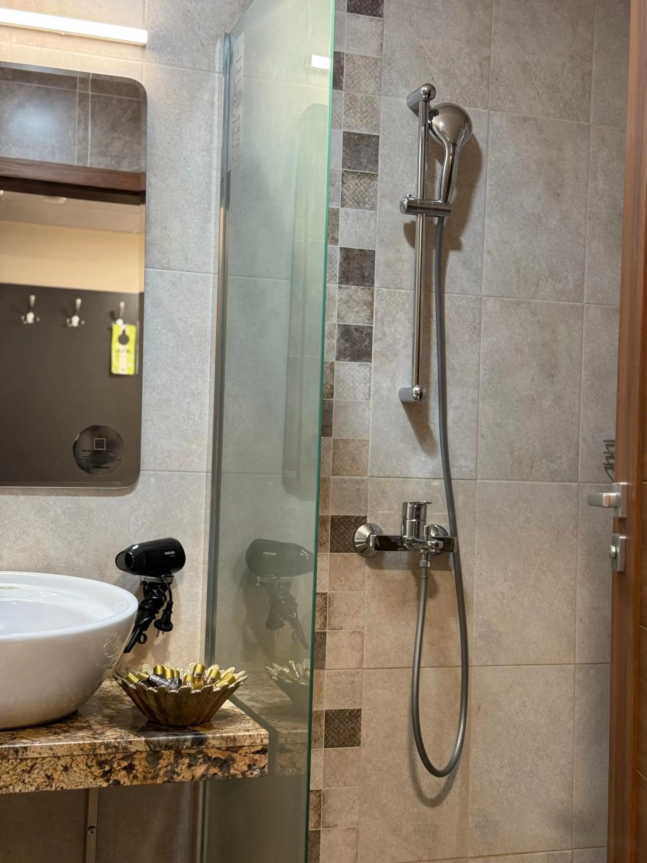 Shower in City Plaza