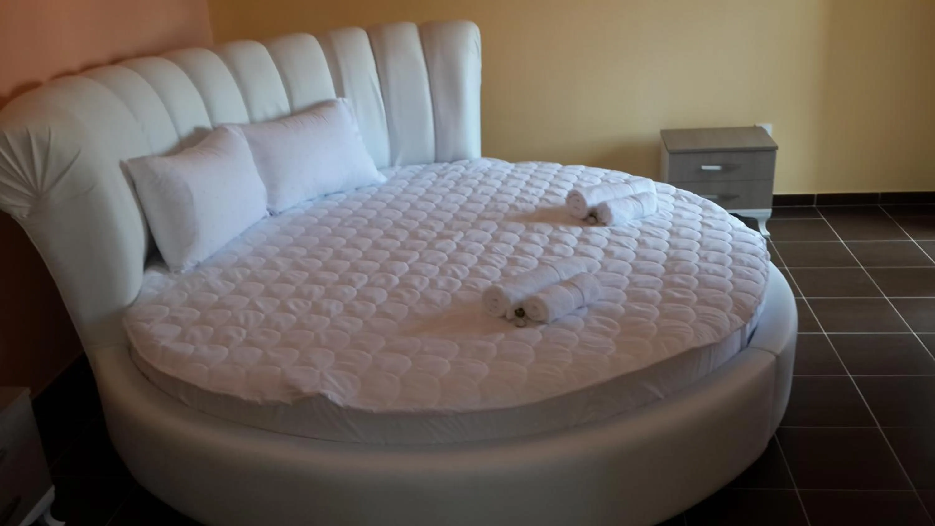 Bathroom, Bed in Hotel Konstantin